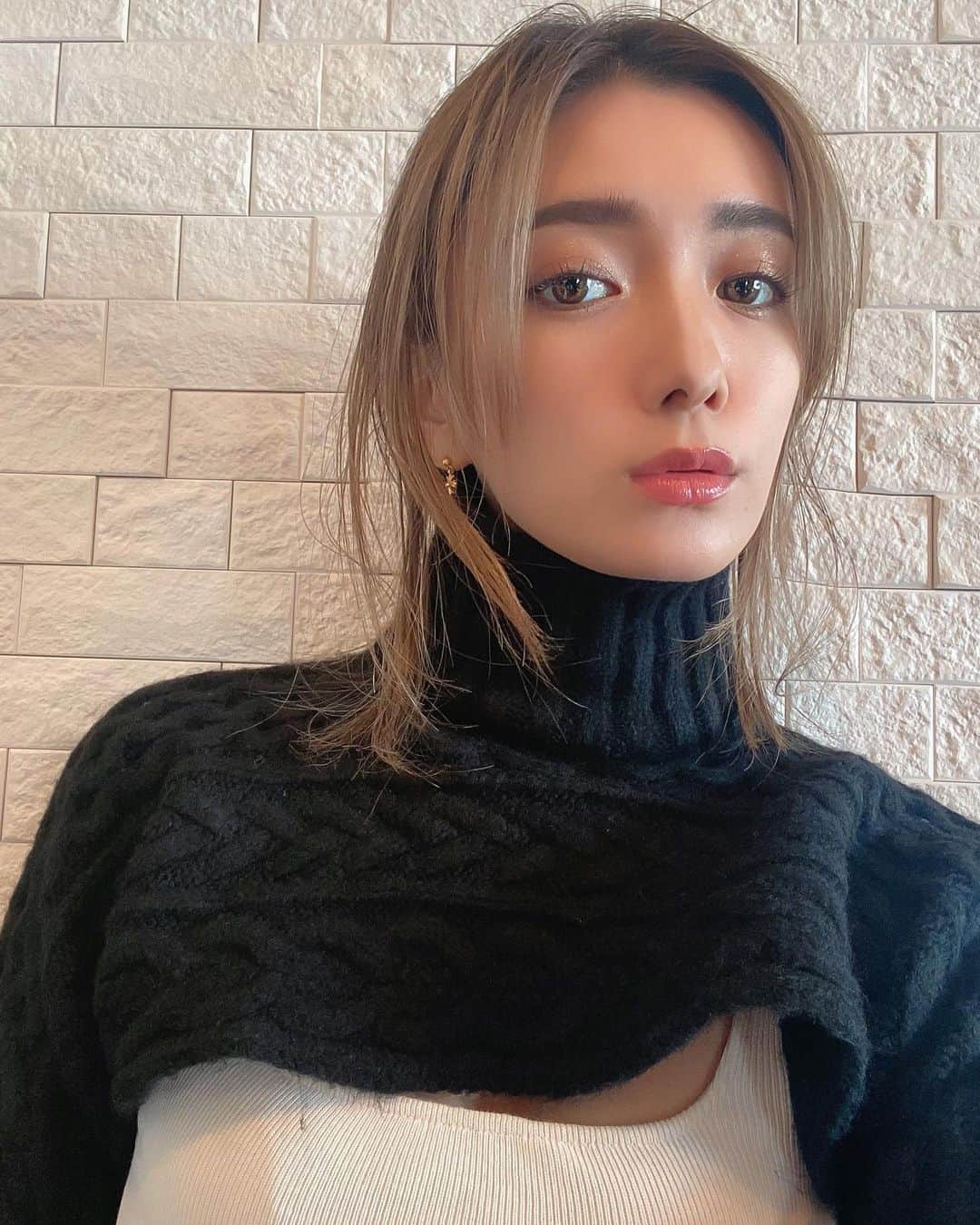 谷口紗耶香のインスタグラム：「レイヤー入れたところを出して　 久々アレンジ　💇‍♀️ 分け目もたまにはセンターです🤎メイクの詳細も🤎 = eye shadow @maccosmeticsjapan [スモールeye shadow : テンプティング&アンバータイムズナイン] =LIP: @diormakeup [addict 536]& @narsissist [LAGUNAOIL liptint] =eyebrow @kate.tokyo.official_jp [EX-4] #谷口紗耶香」