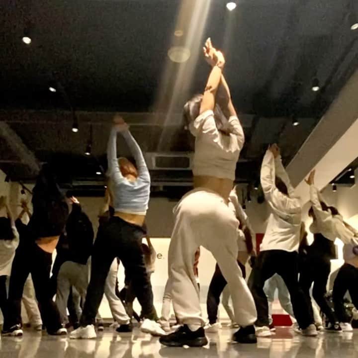 Asuka Fujimoriのインスタグラム：「So Excited👢🔥@janetjackson  年始からみんなでバテました最高⭐︎ 本当に毎回を一生懸命に受けてくれてくだらないボケを クスクスと笑ってくれる優しい子がたっくさんです♡ 今年も色んなの踊っていきましょ😘 #テーブル拭いて〜 #書類挟んで〜 #Tシャツのプリントを〜 #今年もきっと沢山言うと思います」