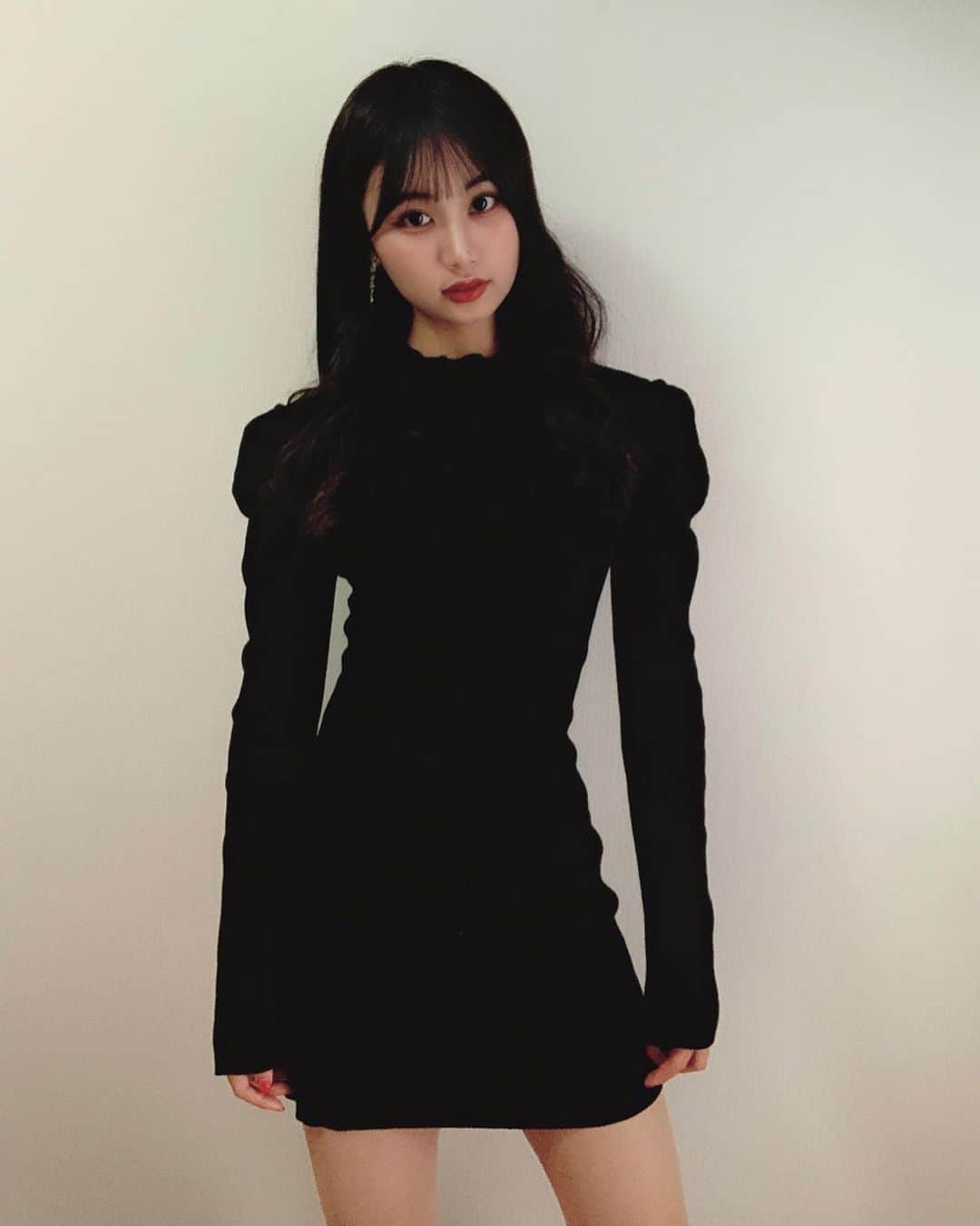 宮丸くるみのインスタグラム：「私服‪‪☺︎‬  このワンピはGRLでめっちゃ安かったの、、⸜❤︎⸝‍  ・ ・ ・  #リリバリ #lilyofthevalley #アイドル #idol #私服 #黒 #black #ワンピース #タイトワンピース #grl #ぱっつん前髪 #ロングヘア #巻き髪 #外巻き #シースルーバング #黒髪 #今日のコーデ #grl購入品」