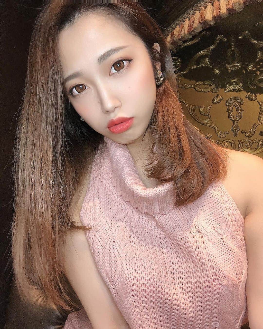 のえるのインスタグラム：「🤍 . ２０２１年は大人っぽいもエロいも両方手に入れていきたいなぁ . . . #バーレスク東京 #エンタメ活動を止めない #アジア一のエンターテインメント #パリオン #グラビア #撮影会 #大人女子 #エロかわいい #美人 #童貞を殺すセーター #ニット #pink #カラコン #ギャル #むちむちボディ #抱き心地最高 #ジャニオタ #travisjapan」