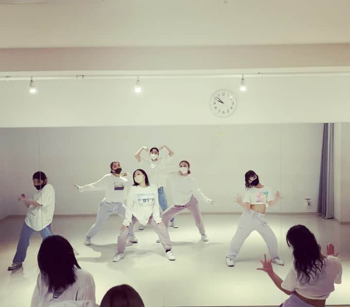 KoyamaRiko のインスタグラム：「Niziuの曲で🌈 バテバテだけどたまにはこういうのも楽しくていいね🥳  Choreo by @riko0429    👯‍♀️🤍 @lilrirly  @mihotaku__  @___aooo0517  @peach.flower1707  @ario.918_   @niziu_artist_official  @niziu_info_official  #niziu #sweetbomb」