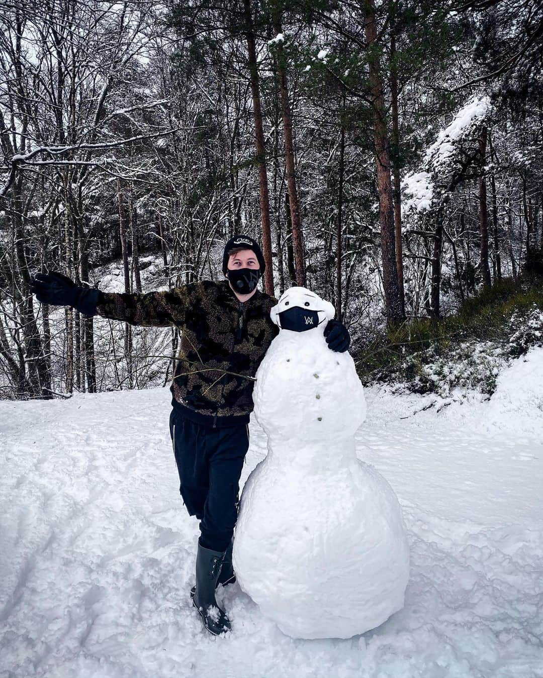 のインスタグラム：「I made a quarantine friend!」