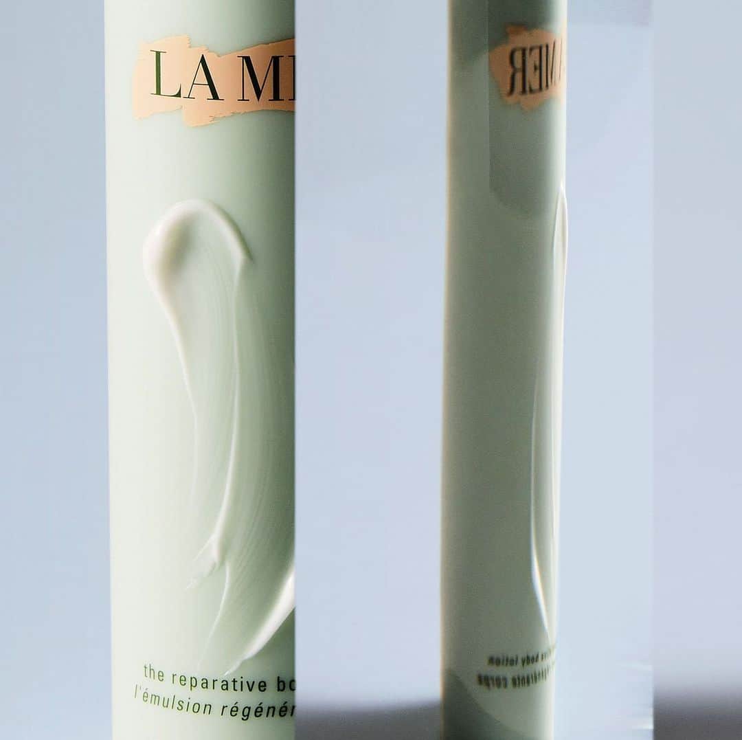 ドゥラメールのインスタグラム：「Slip into something soft and soothing. The Reparative Body Lotion is winter’s best base layer.」