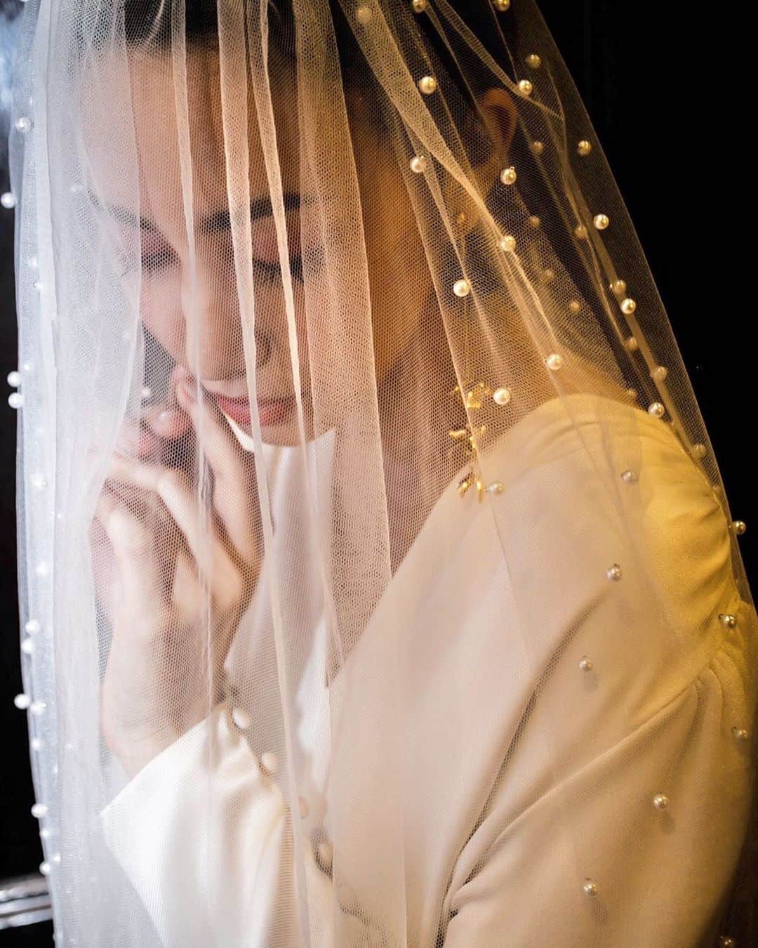 JUNOのインスタグラム：「Original Veil﻿ ﻿ 贅沢にパールが散りばめられた﻿オリジナルのベール﻿ この唯一無二のバランスで ﻿コーディネートをして頂きたい、﻿と思いを込めて デザインしました ﻿ シンプル&クリーンなドレスに、﻿ ひとさじのとっておきのアクセントとして﻿ ﻿ ファッションを楽しみたい花嫁様に向けて﻿ ご提案いたします﻿ ﻿ ﻿ Dress：LenaMedoyeff﻿ Veil：Q83﻿ Earring：a.b.ellie﻿ ﻿ ﻿ #lenamedoyeff﻿ #viktorandrolfmariage﻿ #inesdisanto﻿﻿ #MARCHESA﻿﻿ #antonioriva﻿﻿ #naeemkhan﻿﻿ #inmaculada﻿﻿ #kennethpool﻿﻿ #zacposen﻿﻿ #juno﻿﻿ #junowedding﻿﻿ #wedding﻿﻿ #weddingdress﻿﻿ #ジュノ﻿﻿ #ウエディング﻿﻿ #ウェディング﻿﻿ #ウエディングドレス﻿﻿ #ウェディングドレス﻿﻿ #ドレス﻿﻿ #プレ花嫁﻿﻿ #2020春婚﻿﻿ #2020夏婚﻿﻿ #2020秋婚﻿﻿ #福岡花嫁﻿﻿ #東京花嫁﻿﻿ #九州花嫁﻿﻿ #関東花嫁」