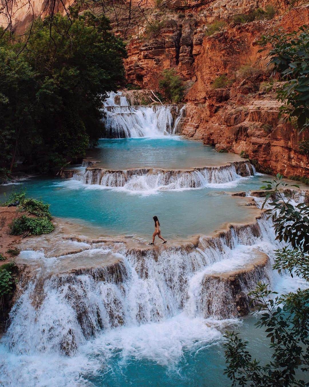 Travel + Leisureさんのインスタグラム写真 - (Travel + LeisureInstagram)「Arizona is home to the incomparable Grand Canyon, plus more than half a dozen other national forests, parks, and monuments. Travelers could spend months zig-zagging across the state without getting bored, finding variety within the dramatic landscapes and hidden waterfalls. At the link in bio, get our guide to Arizona's national parks to inspire your next outdoor adventure. #tlpicks courtesy of @jakesout and @destinationdame」1月12日 23時41分 - travelandleisure