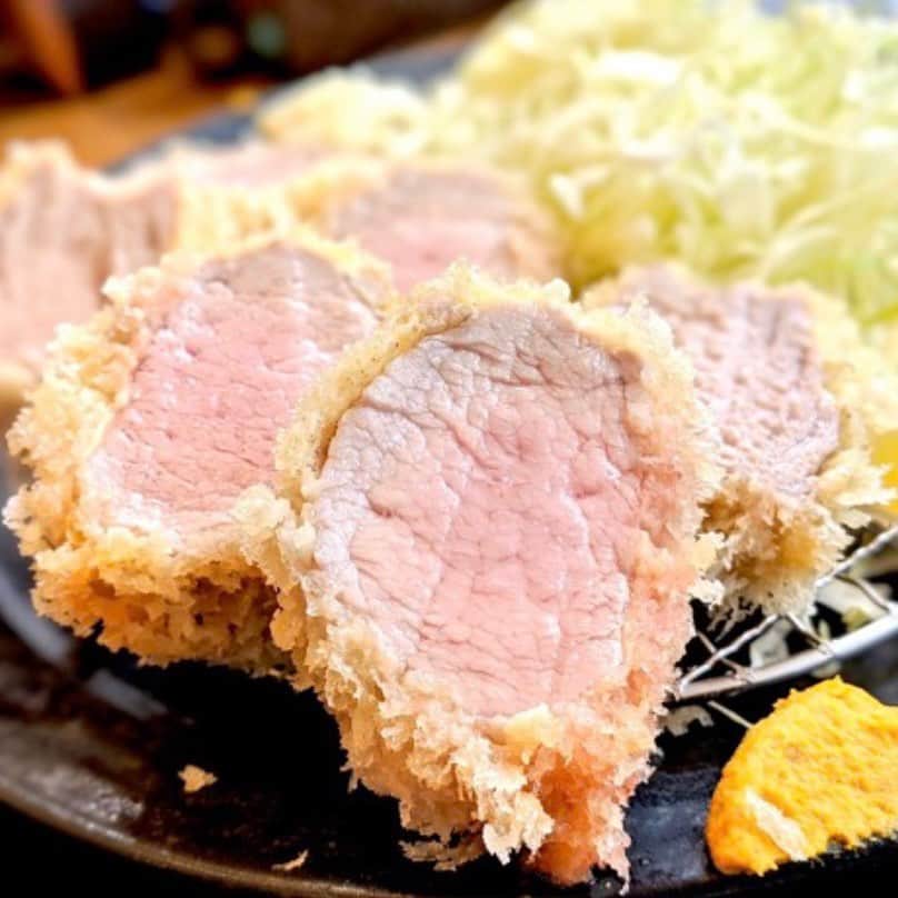 のインスタグラム：「地元民イチオシのとんかつ店 【かつ丼多勝(タカツ)】📍秋田 由利本荘  同店では、「林SPFポーク」「梅山豚」「アグー豚」等の全国の美味しい豚を仕入れ、とんかつを揚げる際の油は毎日交換、パン粉は東京中屋パン粉工場様のパン粉を使用するなど徹底したこだわりぶり。  低温でじっくりと揚げるスタイルを取っているので、中身は若干レアな仕上がりです。隠し味の生姜がきいており後味も最高！秋田県内では屈指のとんかつ店です！とんかつ好きならぜひ訪れて欲しいです✨  #かつ丼多勝 #多勝 #秋田グルメ  TERIYAKIでは、単なるインスタ映えだけじゃない、本当に美味しいお店を紹介しています。 また、「食」が大好きな人必見の食通が集うコンテンツも充実。 食べることは大好きでも、「行きたいお店に一緒に行く人がいない…」「訪問する機会がない…」という方も多いのではないでしょうか？ そんな時はTERIYAKI美食倶楽部にお任せ！TERIYAKI編集部のメンバーや会員さんと、まだまだ認知されていない隠れた名店や、時には超がつくほどの予約困難店に行き、食の楽しみを享受することができます。グルメな人脈を広げるも良し、ただただ美味しいものを極めるも良し！食通が集った極上のコミュニティをお楽しみください。」