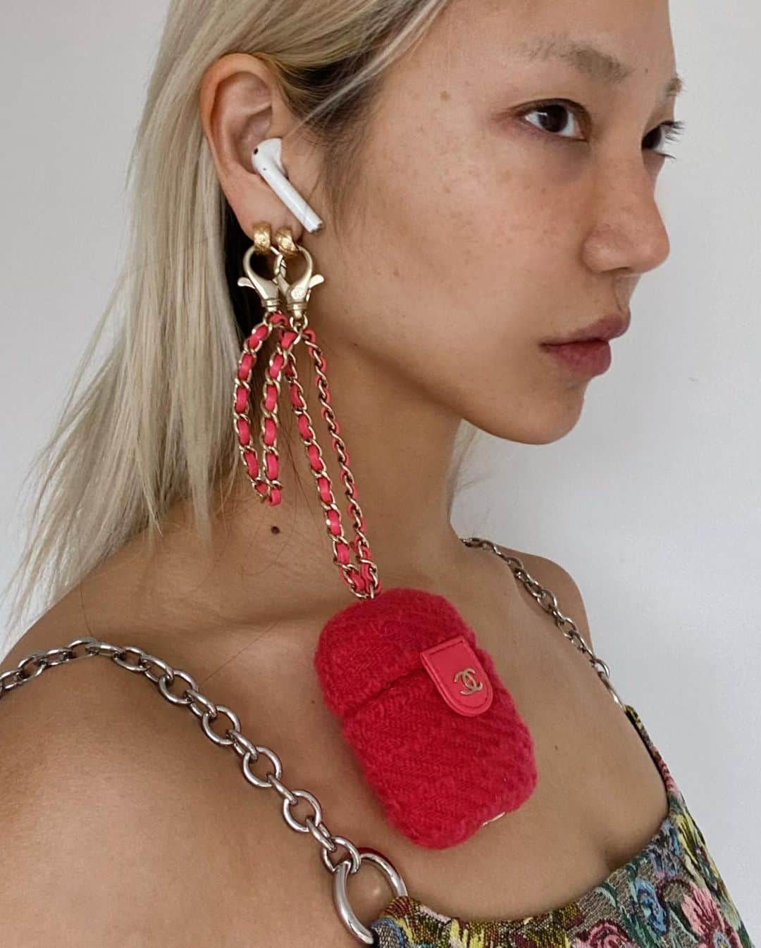 パク ・スジュのインスタグラム：「What to do with your @chanelofficial AirPod case • in case your ears don’t feel like they do enough holding your masks all day, give them something to hold 👂🏼 🎶」