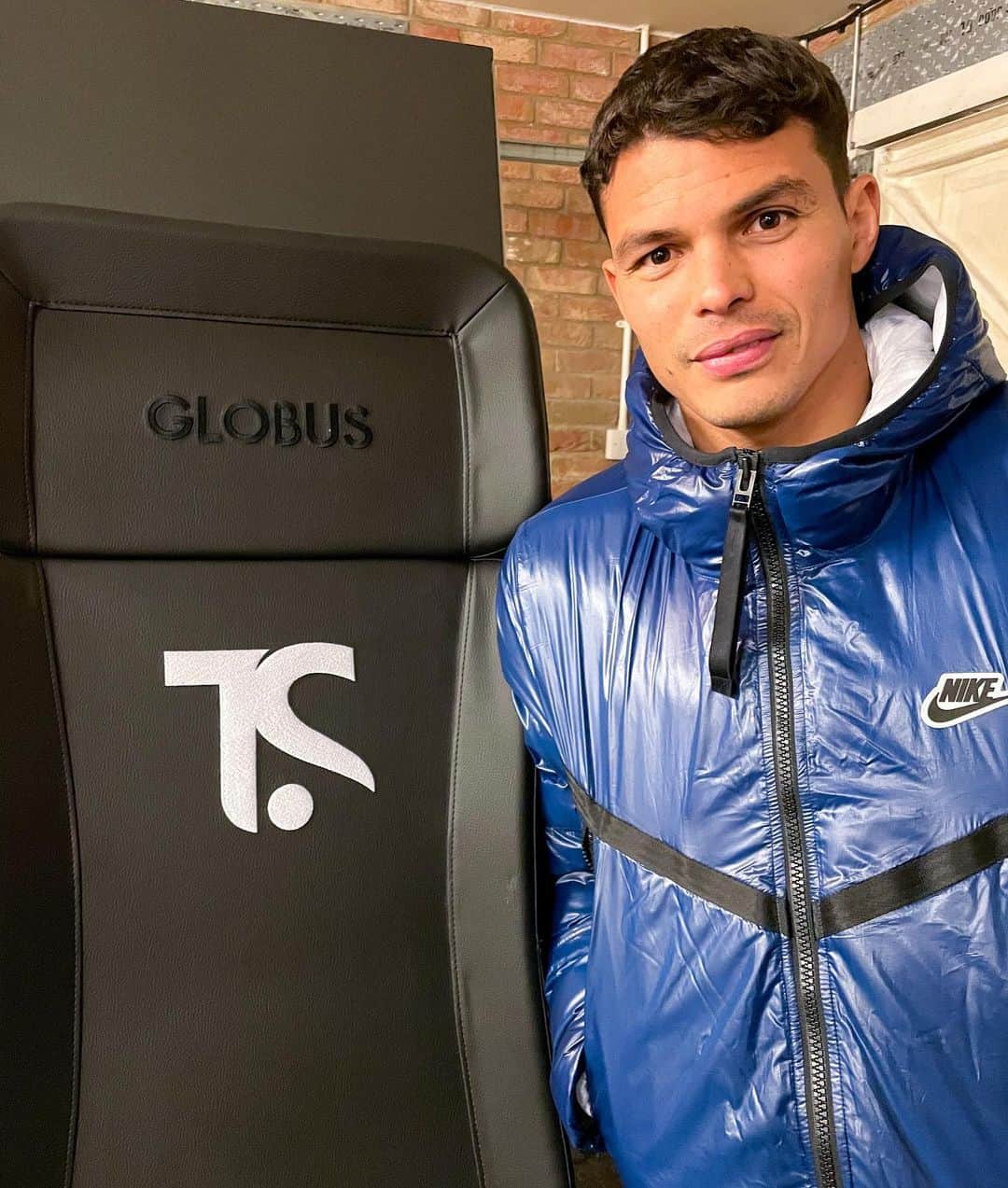 チアゴ・シルヴァのインスタグラム：「🇧🇷 Pronto pra usar meu novo @kineosystem  da @globuscorporation , empresa de equipamentos de prevenção e recuperação pós treino 👊🏽 🇬🇧 Ready to use my new @kineosystem , from @globuscorporation , a product range for post-game recovery and injury prevention training and equipment 👊🏽 • • • #ThiagoSilva #OhhThiagoSilva #CFC #Chelsea #FamiliaSilva #ChelseaFC #London #LondonCalling #Londres #UnitedKingdom #England #Inglaterra #ThiagoIsBlue #WeAreBlue #ChelseaFans #BluesForever #cfcfans #chelseafootballclub #Chelseafcfans #StopCorona #CoronaOut #StopCovid #GlobusCorporation #Globus #WeAreGlobus #Recovery #elettrostimolazione #PressoTherapy #PhysioTherapy #Kineo」