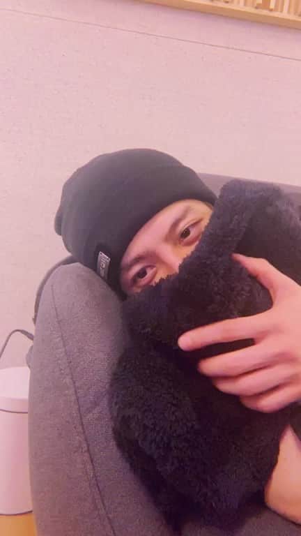 ジャクソンのインスタグラム：「Projects/collab/albums 15 mins break but wanted to see you guys So 😛 miss you all」
