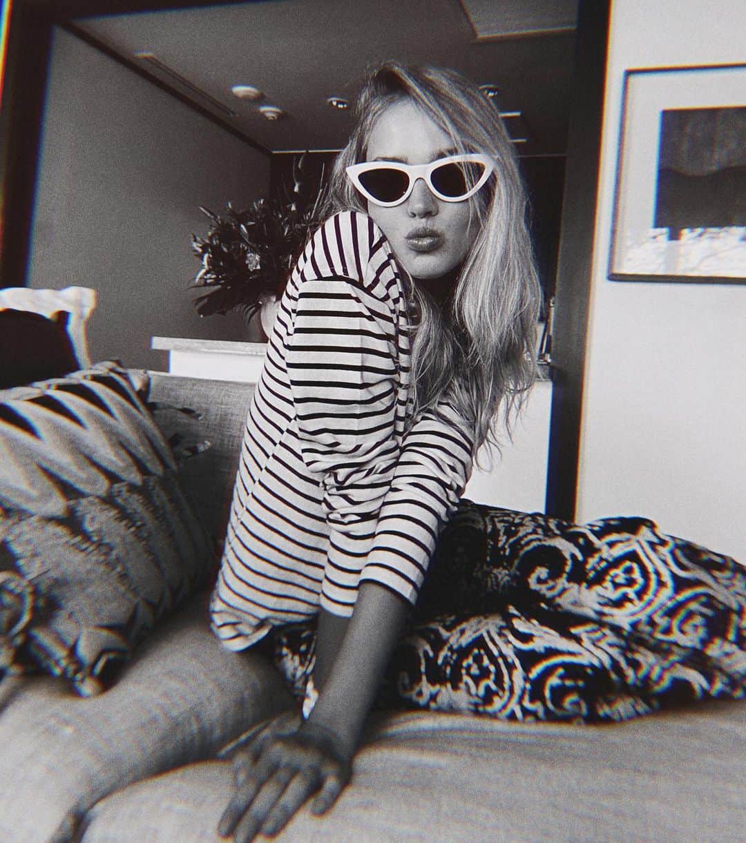 のインスタグラム：「Pura Vida - We would wake up early and get a coffee or green juice and discuss our day - who wants to paddle, who wants to do yoga, who would like to just vegetate by the pool. It would be a beautiful day ahead of us; we would take a long walk on the beach and laugh at monkeys jumping around. We would have the most delicious lunch and probably would fight over the last piece of taco left on the plate. We would come back to our room to find out that someone already came here before us - nasuas always steal the same chocolate cookie from the minibar. We would never be bored with photographing all these fantastic animals living here, and sometimes it would take us forever to get to the beach cause animals are literally everywhere! It would be the most beautiful holidays. And it was - thanks to the amazing hospitality of @fscostarica and @mark.limited unique vision!」