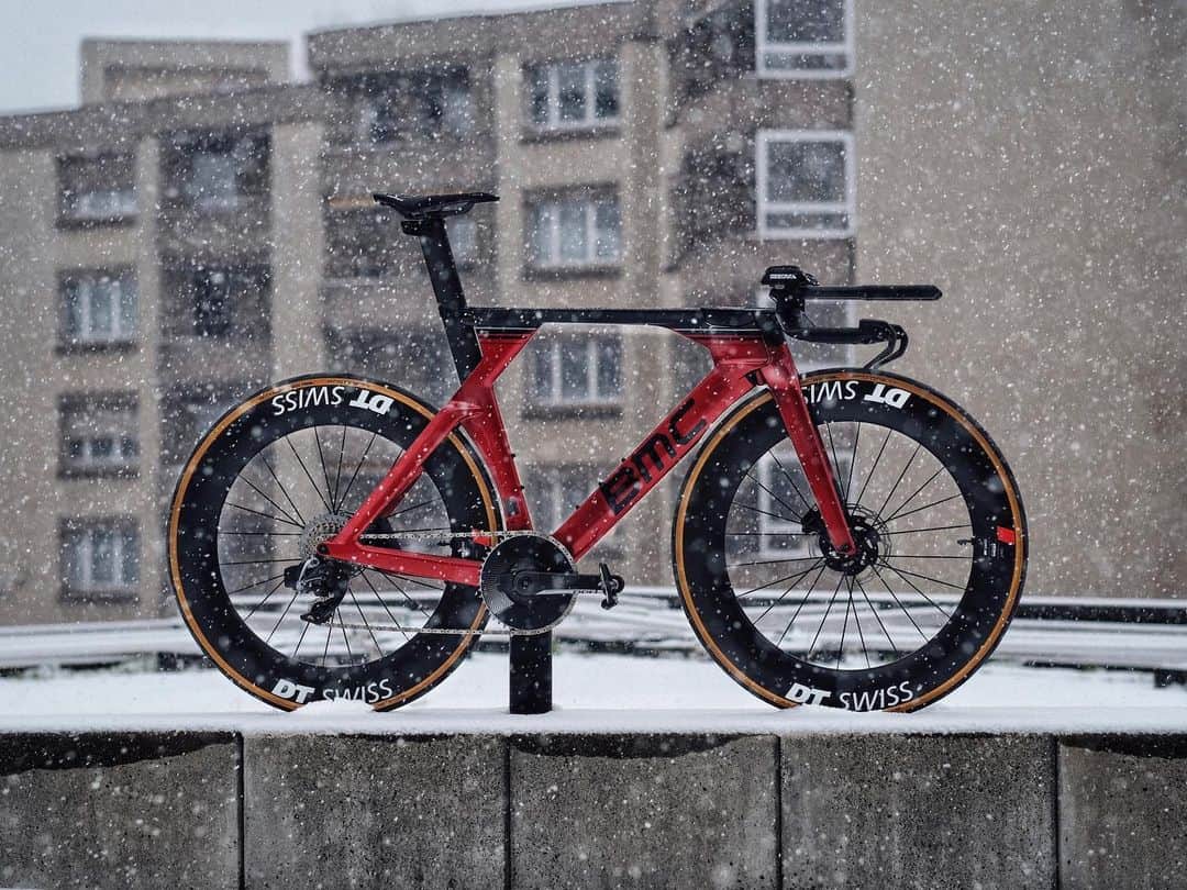ファビアン・カンチェラーラのインスタグラム：「Let it snow, let is snow... ❄️ Look, what‘s here now. 🤩 #newbikeday 💥 @ride_bmc #TeamCancellara #Spartacus #cycling #bikeporn」