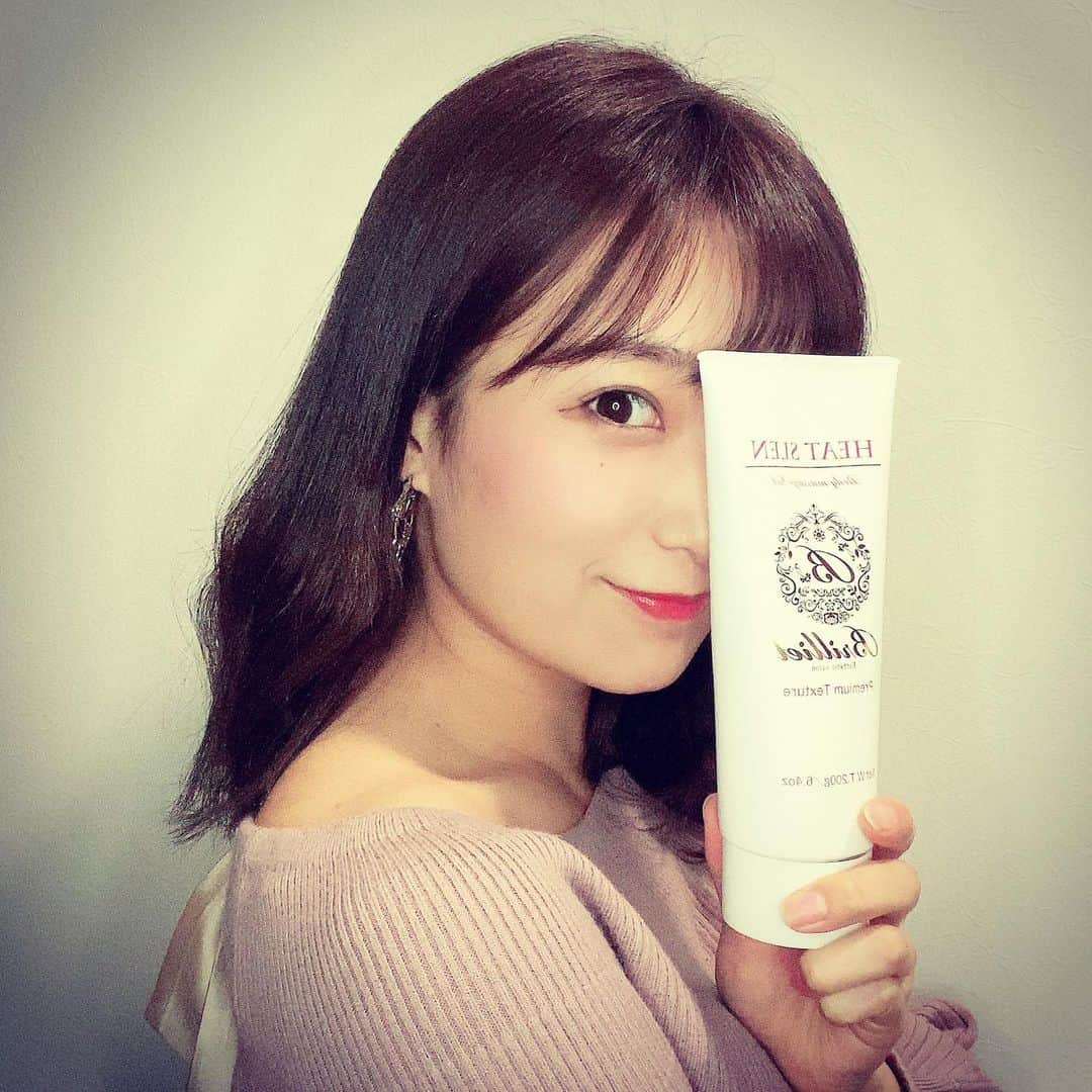 ミクのインスタグラム：「. . お風呂上がり塗ったら、 ヒーヒーなるくらい 熱々になった♡ 脂肪燃焼！！！って感じ！ 本当に本当にびっくりした✨ . 日中外から帰ってきて塗ったら、 多分私の体が究極の冷え性すぎて、、、🥺 . . .  #ボディークリーム　#脂肪燃焼効果 #マッサージクリーム #女子力　#イエベ　#美容 #最高じゃん　#透明感　　#bodycream #beauty  #elegant #instagood  　#さりげなく目の充血隠してる」