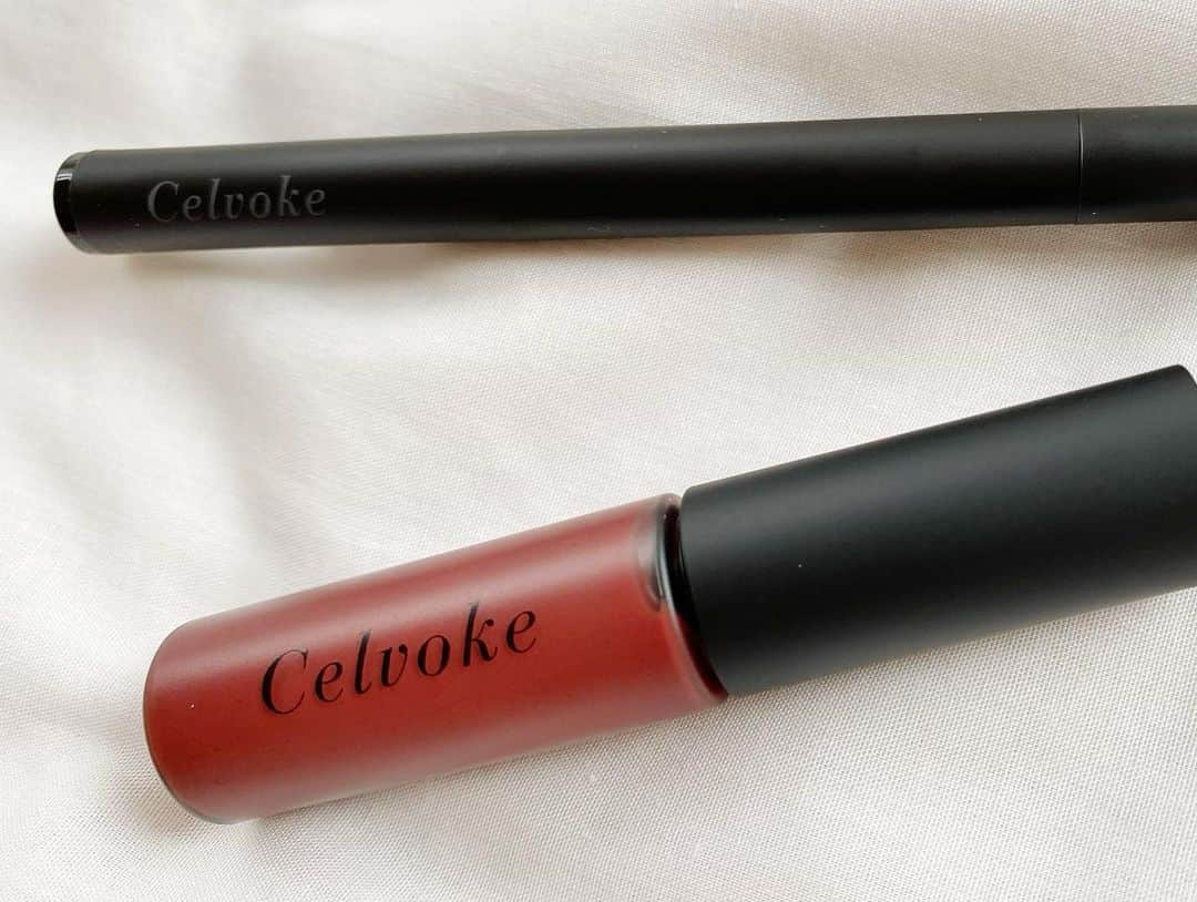 miho.a.nicoさんのインスタグラム写真 - (miho.a.nicoInstagram)「new cosme❤︎ ・ 大好きな @celvoke.jp のもの❤︎ Celvokeはスキンケアから始まったブランドなんです✨ 以前お試しで使ってめっちゃ良かった#コンセントレートオイル  導入美容オイルです✨ 乾燥するこの季節にこのオイルがオススメ❣️ クレンジングミルクも一緒にゲットしました😊 ・ ・ そして❣️気になってたS/S collectionもゲットしました😊🎵 #ヴォランタリーアイズ  32#ネクター　 EX08#シスルパープル  #ブロウイングフェイスカラー  EX02#シュリンプパステル #シュアネスアイライナーリキッド  EX02#ディープレッド #エンスロールグロス  13#マルーン 可愛い春コスメに今からルンルン🎵 ・ ・ #Celvoke#セルヴォ―ク#ご褒美オイル#オイル美容#cosme#コスメ#美容#春コスメ」1月12日 23時57分 - miho.a.nico