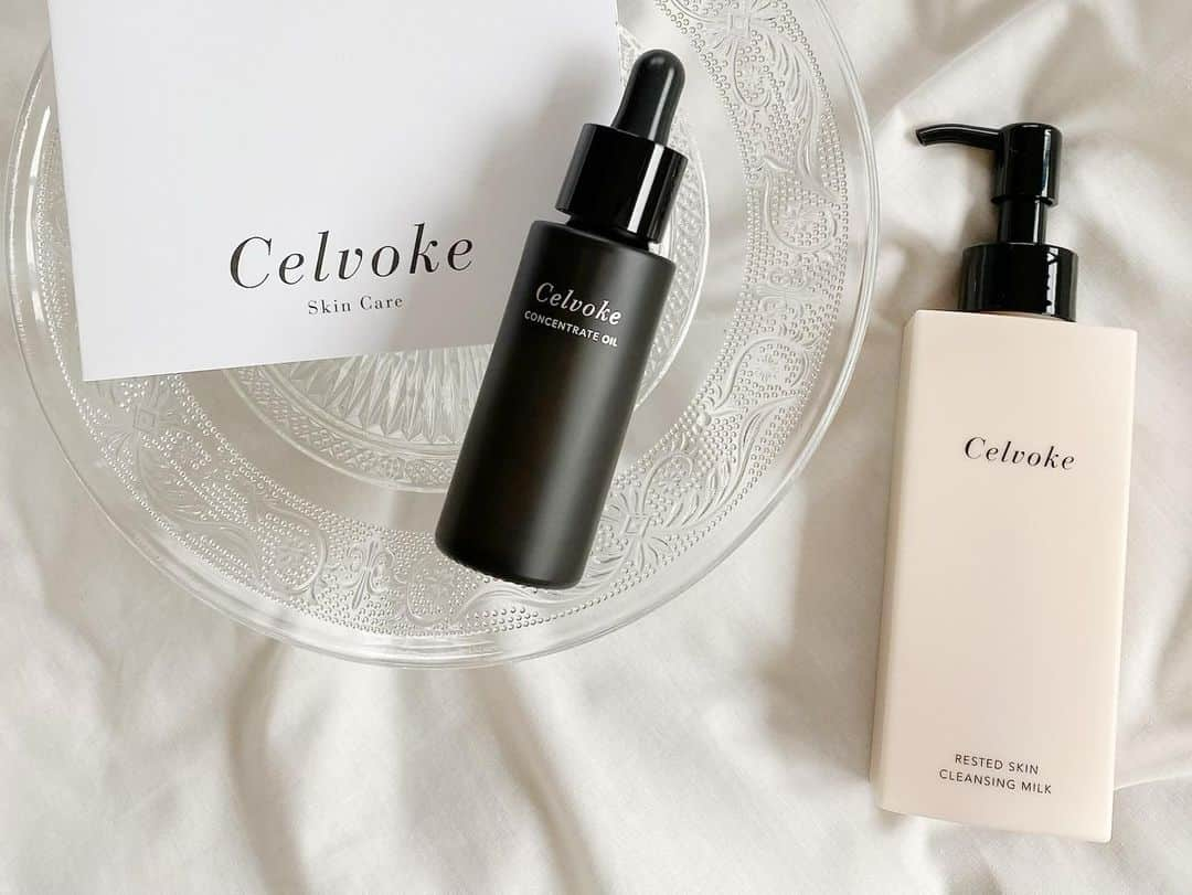 miho.a.nicoさんのインスタグラム写真 - (miho.a.nicoInstagram)「new cosme❤︎ ・ 大好きな @celvoke.jp のもの❤︎ Celvokeはスキンケアから始まったブランドなんです✨ 以前お試しで使ってめっちゃ良かった#コンセントレートオイル  導入美容オイルです✨ 乾燥するこの季節にこのオイルがオススメ❣️ クレンジングミルクも一緒にゲットしました😊 ・ ・ そして❣️気になってたS/S collectionもゲットしました😊🎵 #ヴォランタリーアイズ  32#ネクター　 EX08#シスルパープル  #ブロウイングフェイスカラー  EX02#シュリンプパステル #シュアネスアイライナーリキッド  EX02#ディープレッド #エンスロールグロス  13#マルーン 可愛い春コスメに今からルンルン🎵 ・ ・ #Celvoke#セルヴォ―ク#ご褒美オイル#オイル美容#cosme#コスメ#美容#春コスメ」1月12日 23時57分 - miho.a.nico