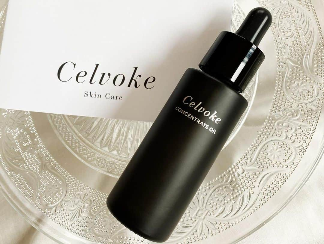 miho.a.nicoさんのインスタグラム写真 - (miho.a.nicoInstagram)「new cosme❤︎ ・ 大好きな @celvoke.jp のもの❤︎ Celvokeはスキンケアから始まったブランドなんです✨ 以前お試しで使ってめっちゃ良かった#コンセントレートオイル  導入美容オイルです✨ 乾燥するこの季節にこのオイルがオススメ❣️ クレンジングミルクも一緒にゲットしました😊 ・ ・ そして❣️気になってたS/S collectionもゲットしました😊🎵 #ヴォランタリーアイズ  32#ネクター　 EX08#シスルパープル  #ブロウイングフェイスカラー  EX02#シュリンプパステル #シュアネスアイライナーリキッド  EX02#ディープレッド #エンスロールグロス  13#マルーン 可愛い春コスメに今からルンルン🎵 ・ ・ #Celvoke#セルヴォ―ク#ご褒美オイル#オイル美容#cosme#コスメ#美容#春コスメ」1月12日 23時57分 - miho.a.nico