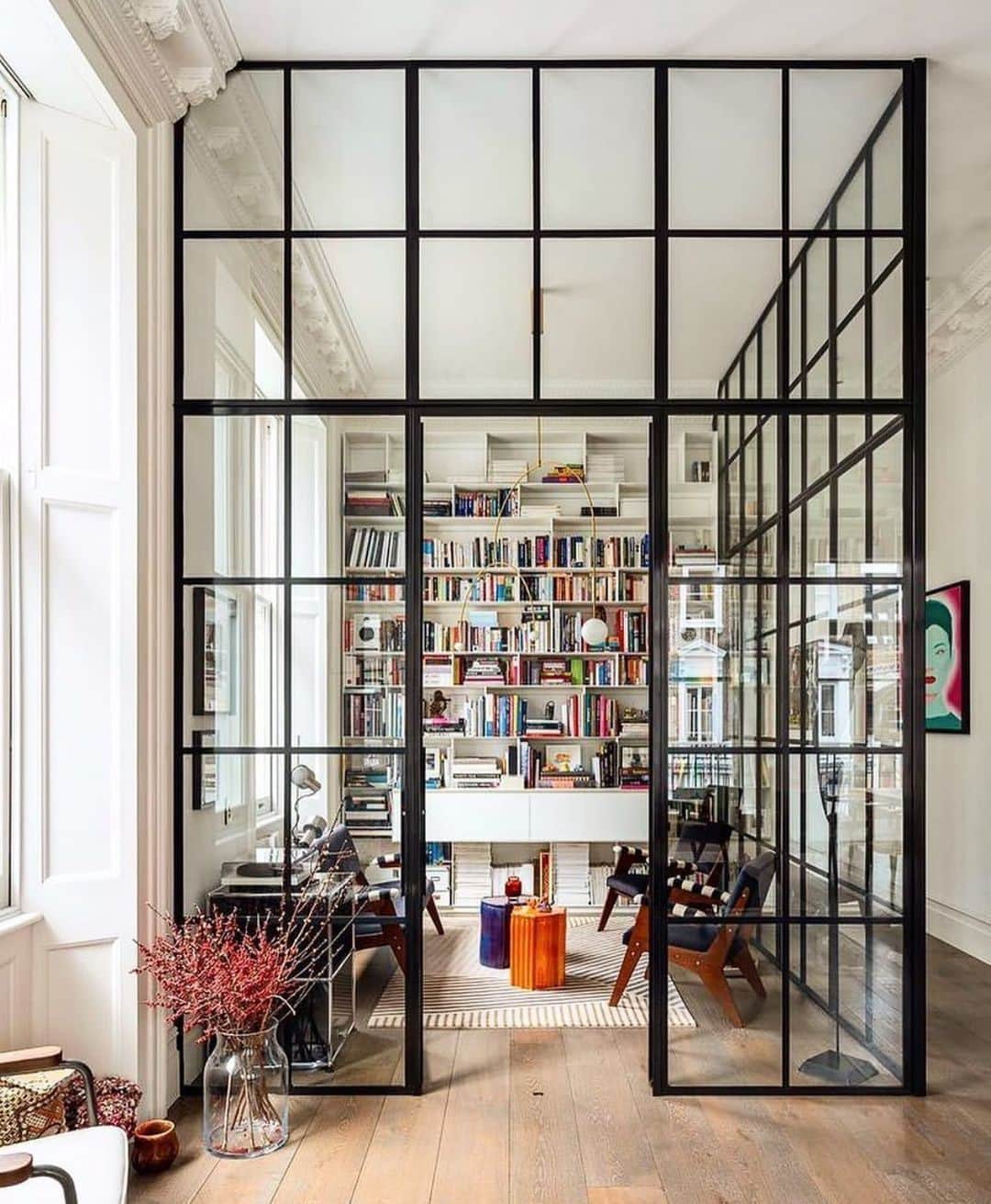 MT DOMAINEさんのインスタグラム写真 - (MT DOMAINEInstagram)「Library and WFH space of our dreams. 📷: @gavriilux @michaelisboyd」1月12日 23時58分 - mydomaine