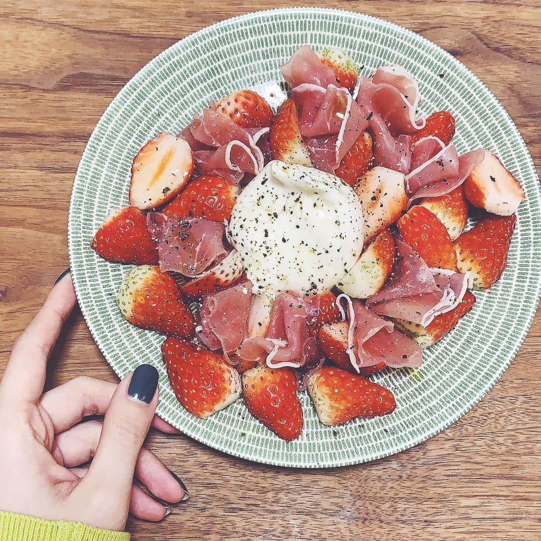 中村泉貴のインスタグラム：「#おうちご飯﻿ ﻿ ブッラータチーズと生ハム苺のカプレーゼ🍓﻿ キウイや桃、マスカットでも美味しいです✨﻿ 盛り付けてオリーブオイルと黒胡椒かけるだけ😎 ﻿ 白ワインがいくらでも飲めてしまう...﻿ ブッラータチーズが爽やかなので、﻿ フルーツと相性がとても良いです☺️🙏﻿ ﻿ 状況もありお家ごはんが増えてきました🥸﻿ ﻿ ﻿ ﻿ #お家ご飯 #お家カフェ #おうちごはん #おうちカフェ #おうち時間 #おうち居酒屋 #おうちごはんlover  ﻿」