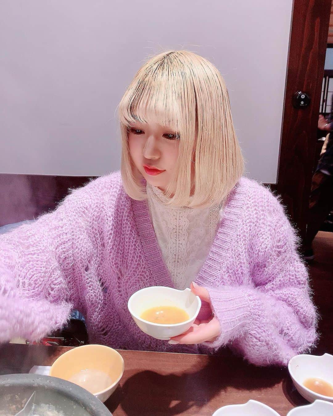 のインスタグラム：「♡ . . 去年の写真やけど 6枚のわれちストーリー📸💕笑 . . しゃぶしゃぶちた日の☺️❤️ . . 冬わやぱり温かい物が 食べたくなりマッスルよねん😌🍀 . . 皆ちゃまもしゃぶしゃぁ~ぶ 好きぴよこっこ~でするか👼？✨ . . . #われち語 #池袋 #dinner #withmyfamily #withmyfamily❤ #家族大好き #withmysister #金髪女子 #女子大生 #金髪 #金髪女子 #冬 #winter #食べるの大好き #お肉大好き #instafhoto #141 #instagood #followme #instalike #팔로우 #instafashion #셀피 #셀스타그램 #しゃぶしゃぶ #セーター女子 #セーター #ニット女子 #ニットコーデ #purple #紫」