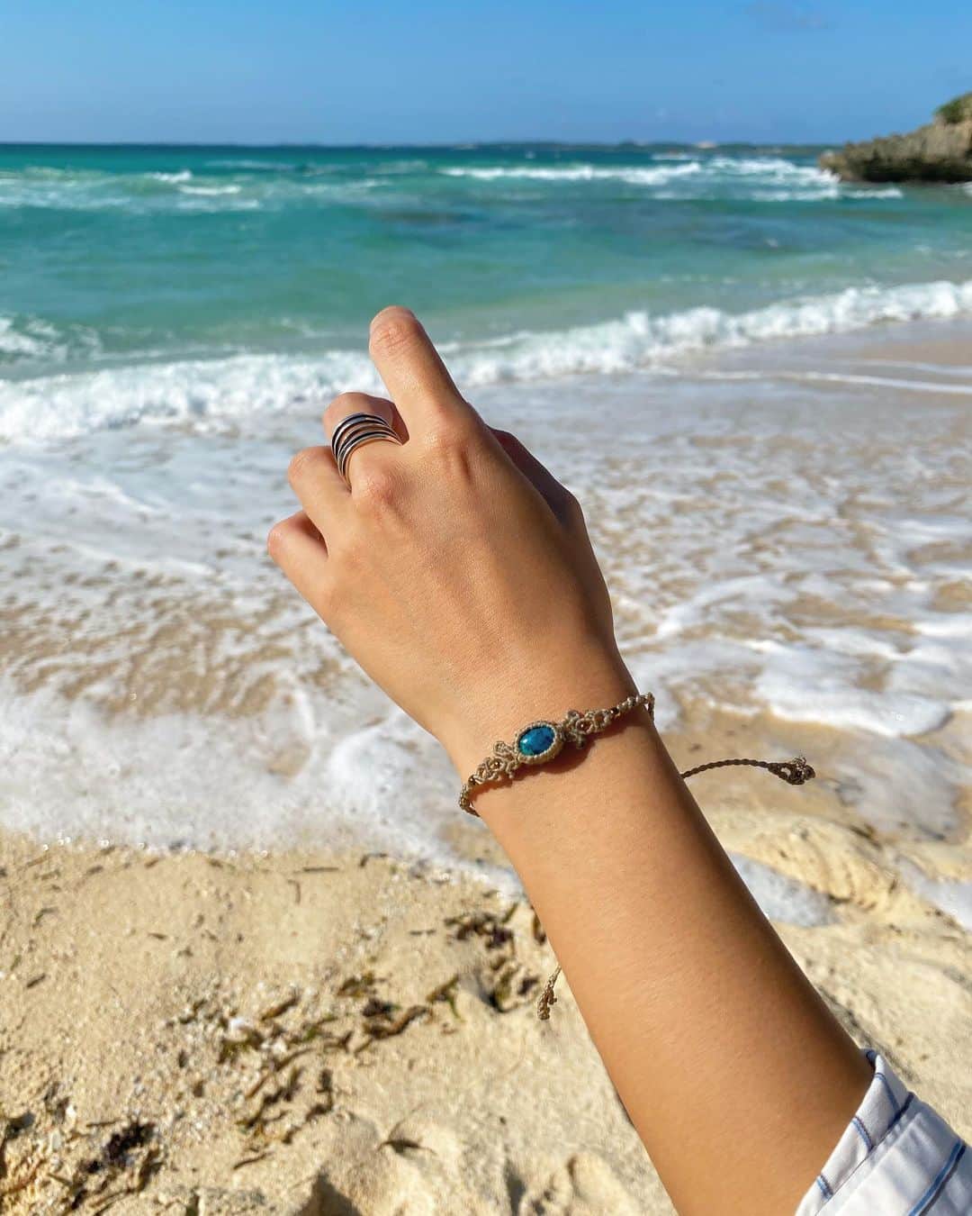 Joe Ideさんのインスタグラム写真 - (Joe IdeInstagram)「ターコイズ🌊 小ぶりなこの子はブレスレットに 仕立てました😍 大きすぎず、とはいえ石の存在感 しっかりあるこの子🌈 いろんな服装に合わせやすいかなーと こちらはオーダー品につき お嫁入りしております☺️ 、 オーダーいただいてる方もうしばらく お待ちください🙇 ネットショップの方も着々と 準備を進めています😚 そちらも出来上がりましたら チェックしてもらえたら嬉しいです☺️」1月13日 0時02分 - joe__ide