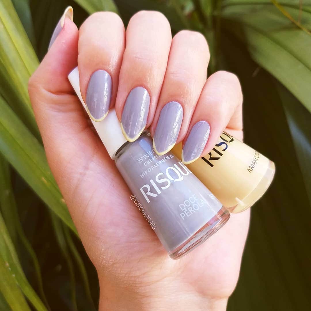 のインスタグラム：「A inglesinha que a gente ama com as cores de 2021, definidas pela Pantone! 💛 A @palowanails usou os esmaltes #DocePérola e #Amarelindo. Gostou? Faça e poste usando #EuQueFizRisqué para aparecer por aqui! ⠀ #TáNasNossasMãos #Risqué #Unhas #ViciadaEmVidrinhos #UnhasColoridas #Nails #EsmaltesRisqué #RisquéRegular」