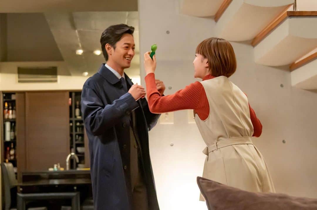 「年の差婚」ドラマイズム【公式】のインスタグラム：「. ／ あと1時間ちょっとで、、、 #年の差婚 ４話放送です💗 ＼  #ショーンキュン だけでなく #ほっこりキュン な花里夫婦にも 是非キュンキュンしてください...😘😘 (キュンが多すぎてスミマセン...💫)  写真はすっごく可愛い あるシーンです...♡  このあと４話です！ 夜更かししちゃいましょ...💭  ▶︎MBS 25:14〜 TBS 25:43〜  ３話は今のうちにコチラから‼︎ https://tver.jp/corner/f0064946  #葵わかな #竹財輝之助 #松本若菜 #小野寺晃良 #吉野北人 #河井青葉 #徳井優 #吹越満 #原因は自分にある。#hankun #ドラマイズム #ランペ #therampage」
