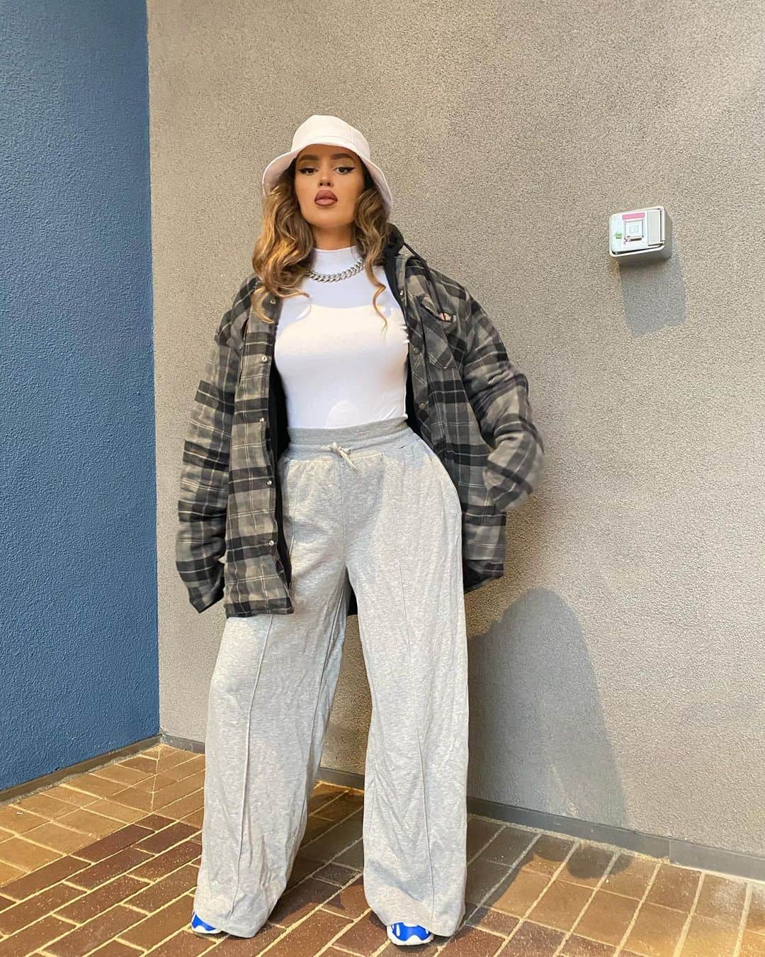 Val Mercadoのインスタグラム：「I’m: ○ single ○ cuffed ● an Aquarius that is most likely to ghost you ✨😘 @asos head to toe」