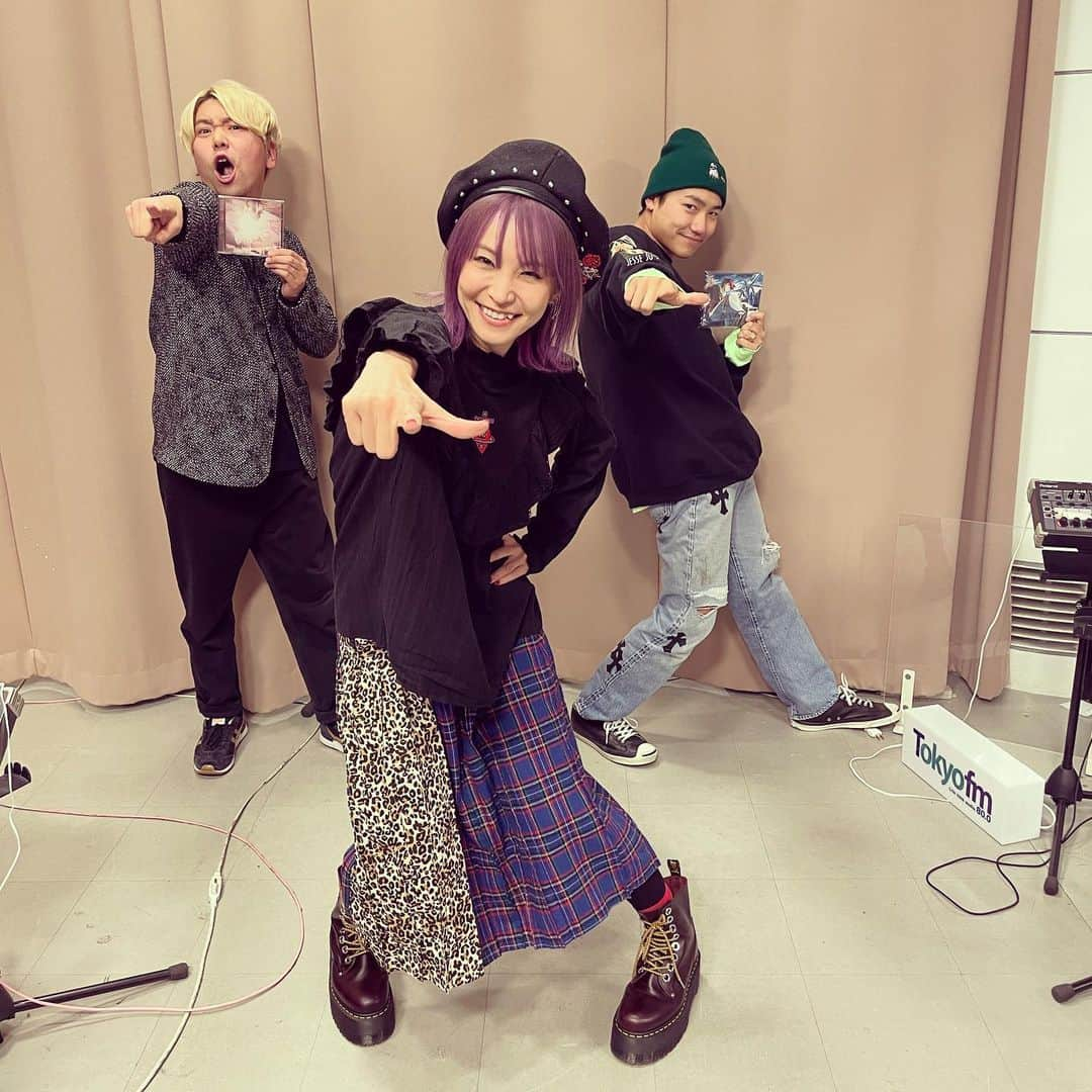 LiSAさんのインスタグラム写真 - (LiSAInstagram)「「SCHOOL OF LOCK!」にてLiSA「dawn」×TOKYO FM  1DAY SPECIAL COLLABORATIONゴールを迎えましたぁ〜！🌅📻 最後は #sol で帰ってきたような気持ちでした。 直接声でお届けさせていただいた一日でした。各番組でたっっっくさんパワーもらって来ました。 ついに幕開け！ NEW SiNGLE「dawn」本日発売です！最高な今日を迎えにいこう。 ありがとう🌅　#どーん tfm.co.jp/lock/index.html #SOL」1月13日 0時07分 - xlisa_olivex