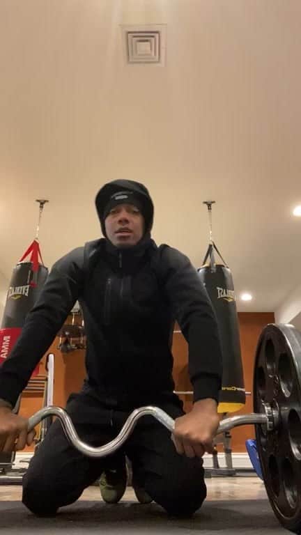 ニック・キャノンのインスタグラム：「Gospel Music! Nutrients! Abs! Push ups! Dips!  Pull ups! Squats!」