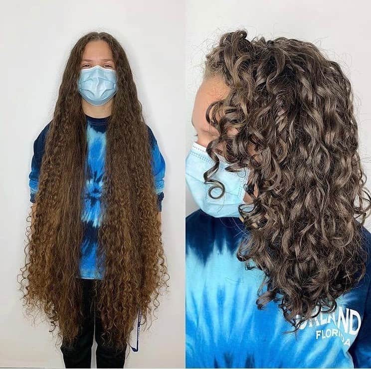 CosmoProf Beautyさんのインスタグラム写真 - (CosmoProf BeautyInstagram)「Sometimes, we forget how powerful and empowering a haircut can be✂ ⁣ ⁣ #CosmoPro @hairmajestiii used AG Hair products to style her client's new look!⁣ ⁣ Products used:⁣ AG Hair Curl Revive Sulfate-Free Hydrating Shampoo.⁣ AG Hair Curl Thrive Hydrating Conditioner.⁣ AG Hair Mousse Gel Extra Firm.⁣ AG Hair Curl Recoil Curl Activator.⁣ ⁣ SAVE up to 43% off AG Hair signature liters this month during our Big Bottle Sale at Cosmo Prof! Don't forget, Same Day Delivery available. SHOP via #LinkInBio⁣ ⁣ #repost #aghair #cosmoprofbeauty #licensedtocreate #longhairstyles #hairtransformation #hairtransformations #hairmakeover #beforeandafterhair ⁣ #hairdonation #bigchop #haircuts #haircutting #shorthaircut #shorthaircuts #texturedhair #haircurls #naturalhairstylist #curlynatural #naturalcurls #naturallycurly #curlyhairstyles」1月13日 0時18分 - cosmoprofbeauty