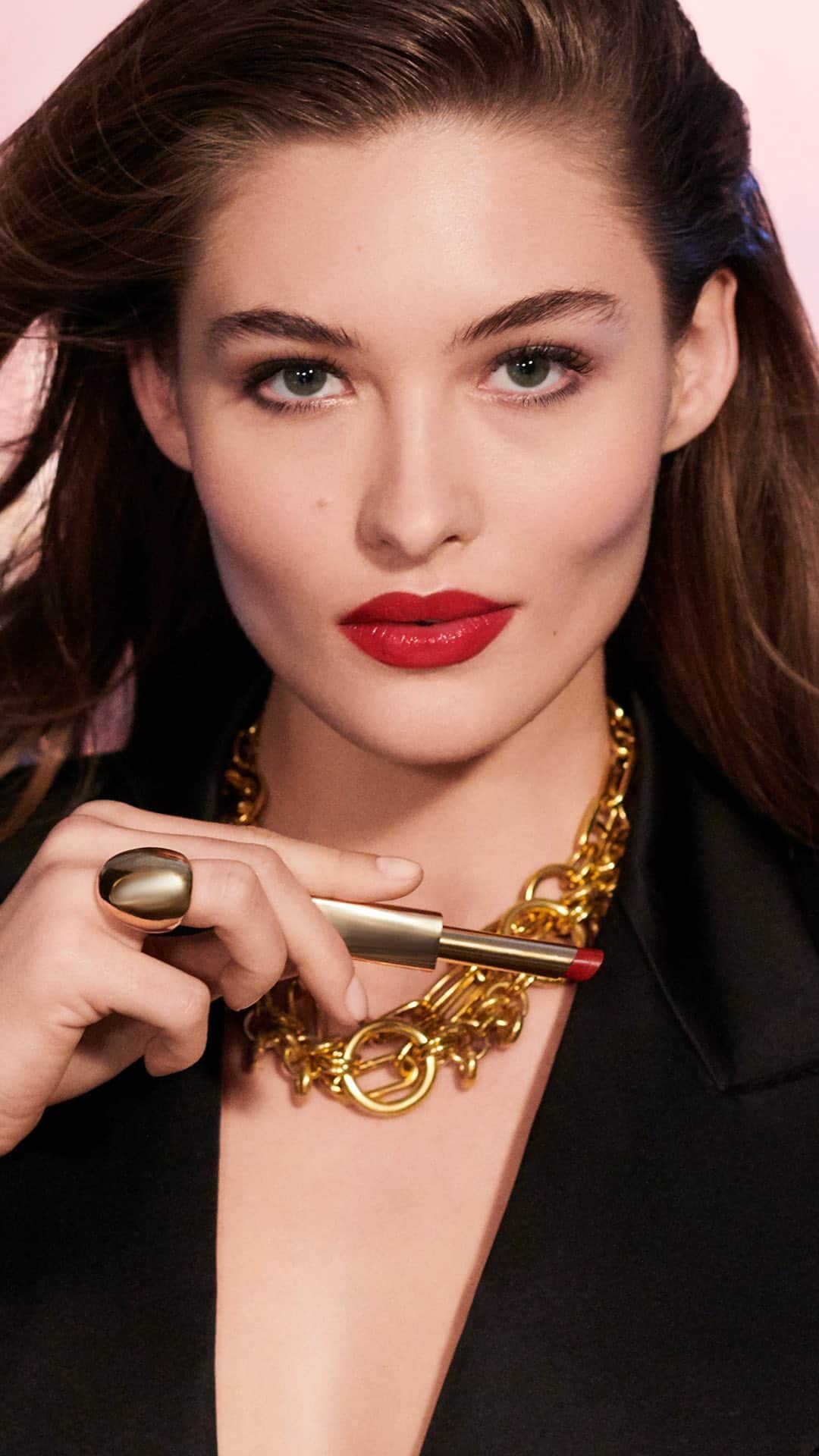 エスティローダーのインスタグラム：「Swipe on a new world of bright, luminating lip color with NEW #PureColor Illuminating Shine. This new lip-plumping and moisturizing formula has mood-boosting shades giving your lips a pop of gorgeous, juicy color. 💄#EsteeModel @lovegrace_e wears Pure Color Illuminating Shine in Unpredictable 914. #CaptivateTheWorld」