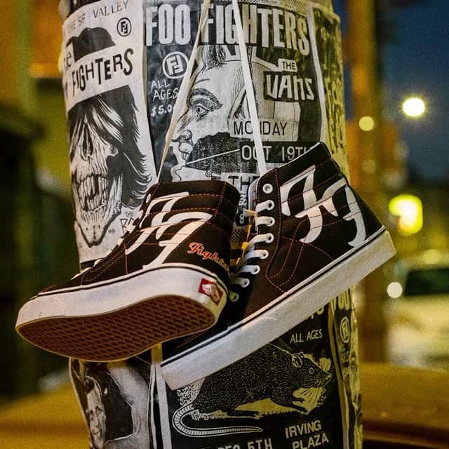 フー・ファイターズのインスタグラム：「👀 RG @vans: In celebration of their 25th Anniversary, we collaborated with #FooFighters on a special limited edition pair of Vans. The Vans x Foo Fighters Sk8-Hi is coming soon.」