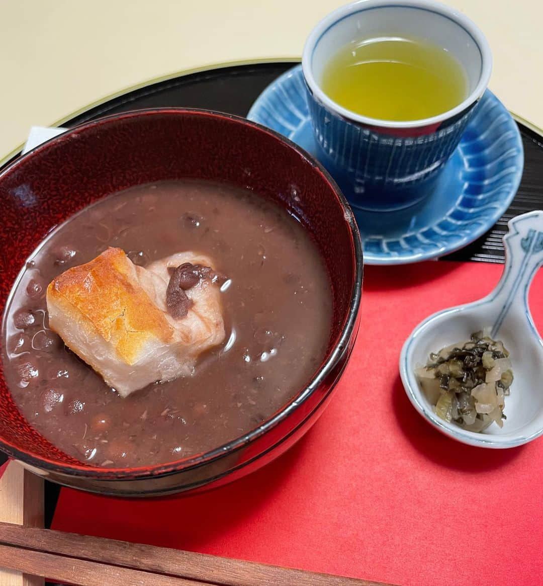 渡辺徹のインスタグラム：「一昨日は  鏡開き  無病息災を願って  鏡餅入りお汁粉を食した (写真)  そんな訳で  成人の日でもあった訳だが  このご時世で  成人式もままらなかった皆さん  お気持ちをお察しするとともに  本当に  おめでとうございます㊗️  俺の成人の日は  もう40年まえになるのだなぁ・・・  その日は  太陽にほえろ  のロケであった。  「ああ、俺も今日から成人なんだなぁ」  などと感慨に耽りながら  現場に向かう  が、  そこは  日常となんら変わりのない世界。  いつものごとく  「ヘタクソ！」  「ちゃんとやれ！」  「もう一回！！」  などの叱咤を受けながら  新宿の街を走っていた。  途中、何度も  晴れ着姿で闊歩する  眩しいばかりの新成人たちを目にする  「ああ、みんな同い年。これから式典なんだなぁ」  と、  少し寂しくも思いながら  「この世界、そんな事言ってられないか」  と自分を奮い立たせて仕事を続けた。  そして、夜遅くになり  無事に1日の撮影を終え  帰宅しようとした  その時‼️  スタッフが集まってきて  「今日は、徹の成人式でした」  その言葉とともに  拍手が・・・  そして、  みんなからという事で  花束と  ネクタイを頂いた。  予想もしなかった事に  めでたい日だというのに  不覚にも  涙してしまった。  何よりも嬉しい  成人式  俺の大切な大切な  思い出である。  #渡辺徹 #鏡開き #お汁粉 #太陽にほえろ #成人の日」