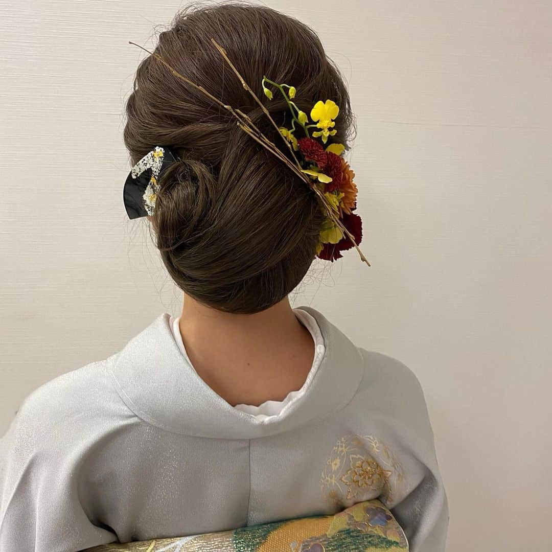 Tomoyo Kitamuraさんのインスタグラム写真 - (Tomoyo KitamuraInstagram)「先日のお客様♡ ふんわりと大人きれいめシニヨン  #ヘアメイク #ヘアセット #ヘアアレンジ #ヘアスタイル #銀座#美容師 #ウェディング#ウェディングヘア #ブライダル#ブライダルヘア #結婚式#プレ花嫁#花嫁#前撮り#着物#浴衣 #シニヨン#ダウン#夜会巻き #ヘアメイクリハーサル #bride#bridehair#bridal#updo#upstyle」1月13日 0時20分 - tmy_o3.pugmi