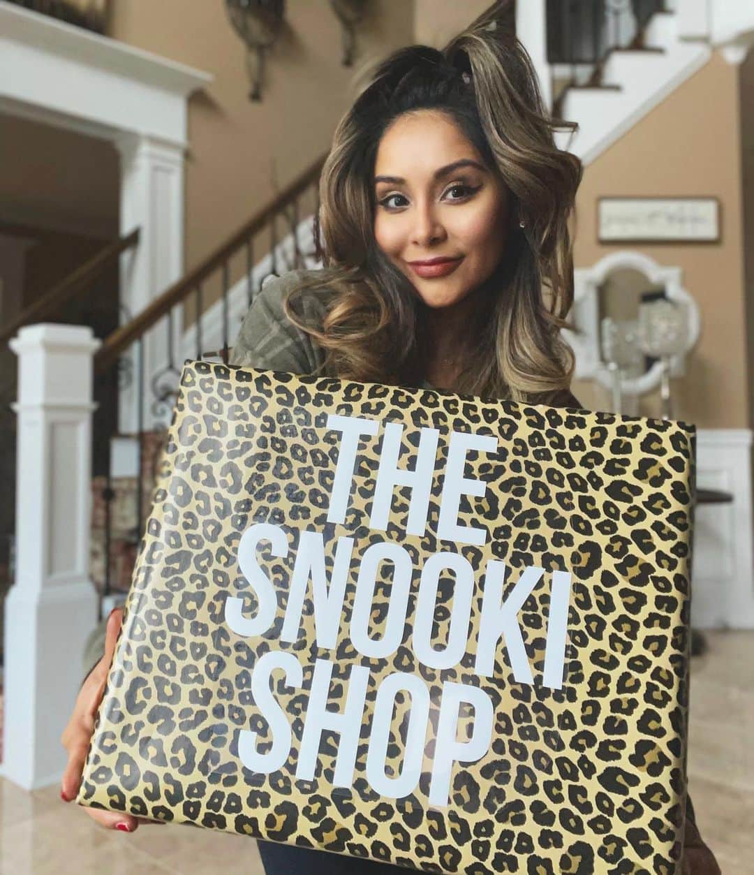 ニコール・ ポリッツィのインスタグラム：「THE SNOOKI SHOP GIVEAWAY🔥 is happening.  We will be sending our Surprise Bundle Box to 4 lucky Mawma’s 🍷  To enter:  💥Follow my shop @thesnookishop  💥Like & Comment on our latest post by tagging 2 friends  💥Share this post GOOD LUCK BABES 💋💋  #thesnookishop #giveaway」