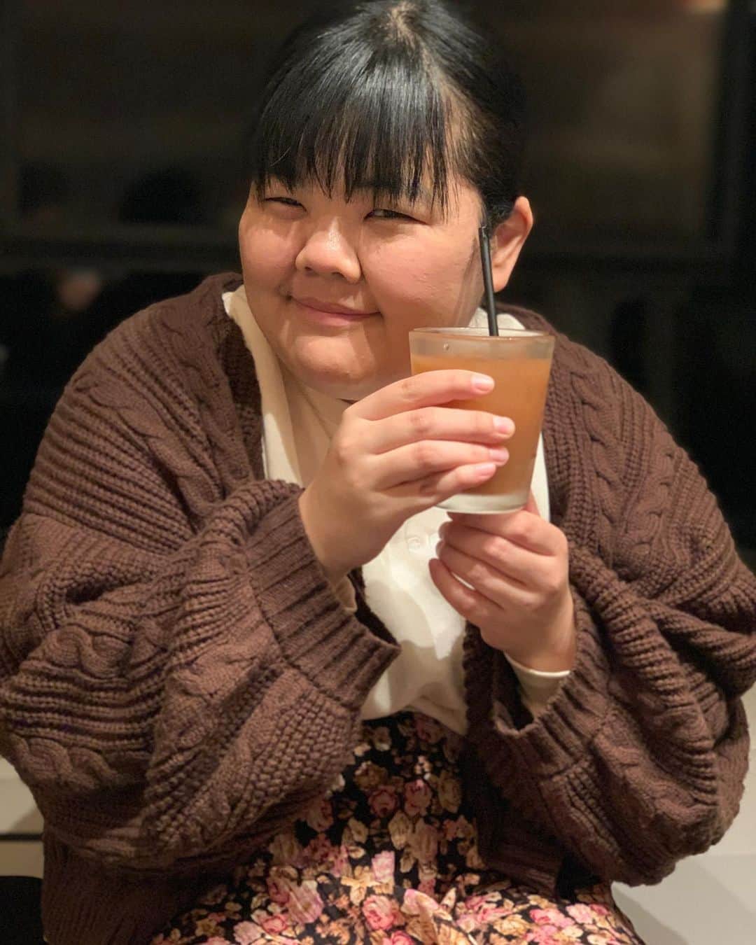 のインスタグラム：「可愛すぎない？？？ #ぼる塾 #あんり #楽屋 #アイスティー #私服 #最近 #おしゃれ #カーディガン #似合う #可愛い #大好き #愛おしい #彼女感」