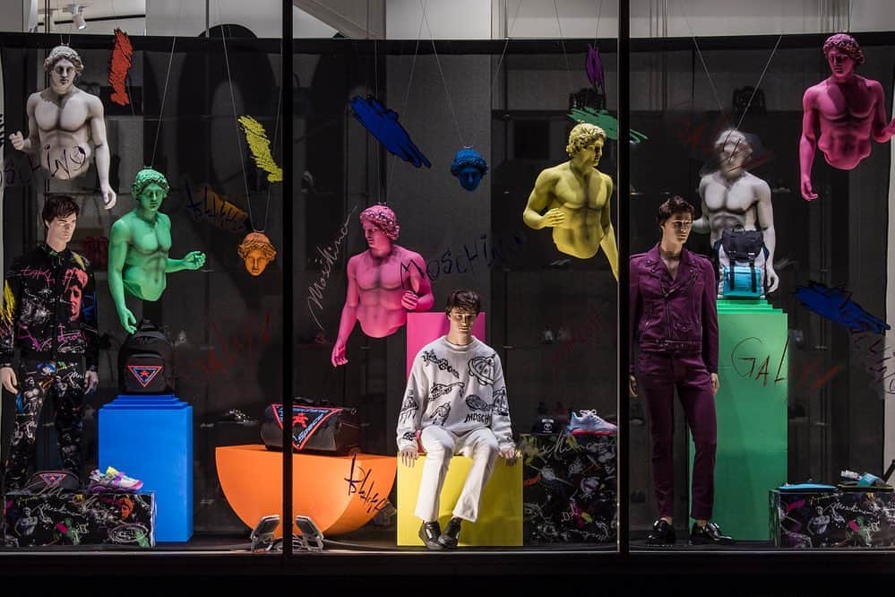 Moschinoさんのインスタグラム写真 - (MoschinoInstagram)「Moschino Milano Store window, Via Sant’Andrea 25 #milano #moschino @itsjeremyscott」1月13日 0時23分 - moschino