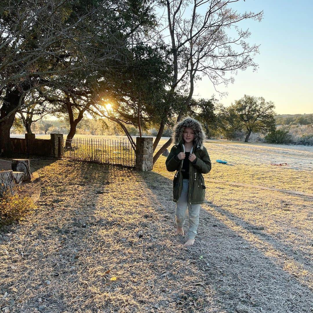 ジェームズ・ヴァン・ダー・ビークさんのインスタグラム写真 - (ジェームズ・ヴァン・ダー・ビークInstagram)「You can take the kid out of California... but good luck getting them to put on shoes.  Even in a 28 degree frost 🙄」1月13日 0時26分 - vanderjames