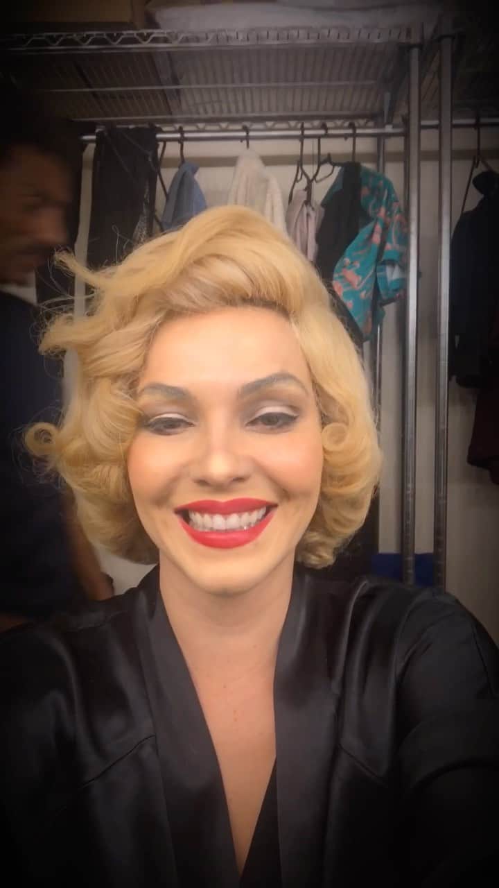 Tainá Müllerのインスタグラム：「Sempre me maquiei em todos os meus trabalhos, tanto na TV quanto no cinema e no teatro. Mas guardo com muito carinho minha rotina de caracterização pra me tornar o ícone Marilyn Monroe na peça “Os Desajustados”. Me maquiar e aos poucos ir me tornando a personagem faz parte do meu ritual de concentração. Foi assim com Marilyn, Marina, Verônica, Mila, Paula e tantas outras mulheres que encarnei nessa profissão que amo tanto. E vc? Curte uma automaquiagem?」
