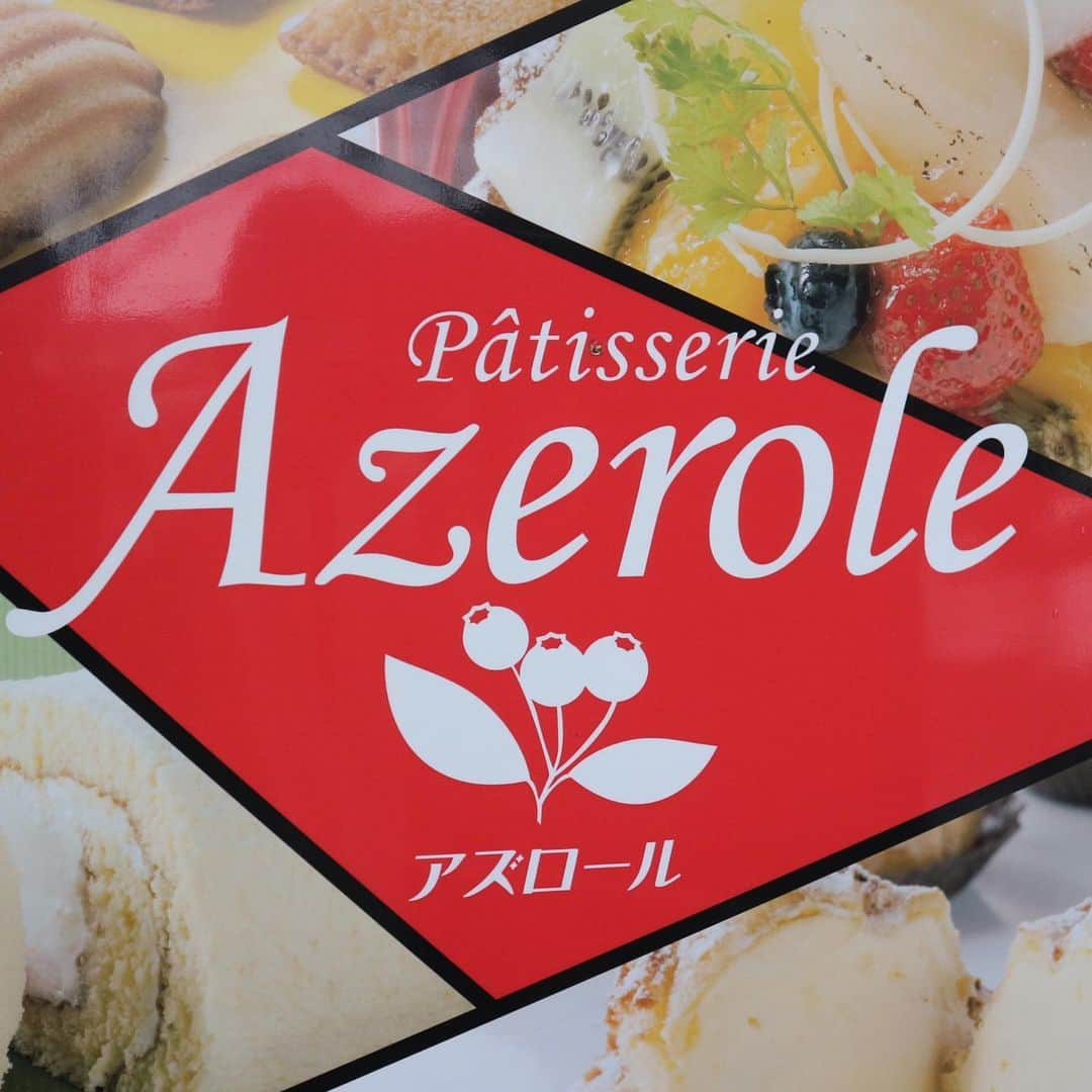 佐藤あり紗さんのインスタグラム写真 - (佐藤あり紗Instagram)「2021.1.12 . . ＼ Azelore ／ アズロールさんの詳細はアズロールのTwitterをご覧ください👀✨ @shoubu_meshi  . ショウブメシ メニューとして Azelore からは . 🍪絵馬クッキー . . カバンにつけるのも有りだね🤣✨ . プリントクッキー 個人的にも作りたくなった😍 . ショートケーキ、チョコケーキも 購入🤤✨ . 頑張る人を食を通して盛り上げたい🔥🔥🔥 そんな想いから生まれた【ショウブメシ】 飲食店だからできる応援、ゲン担ぎメニューの提供！ . 地元富沢、長町周辺の飲食店が一体となって 頑張る人の背中を押す( ᐛ👐) 素敵な企画に共感し ショウブメシの応援団長を務めさせていただきました👸✨ . . . 🏠お店情報🏠 住所: 宮城県仙台市太白区泉崎1-8-1 . 仙台市営地下鉄　長町南駅より徒歩約１０分。 ２番出口を出て、ザ・モールと反対側（２８６号方面）に進む。 通り沿い、左手方向に見える赤と白の看板のお店 長町南駅から711m . 営業時間: 新型コロナウイルス感染症拡大を受けて 当面の間 19:00閉店 . 定休日: 水曜.木曜 . 駐車場: 2台 . . #アズロール　#ケーキ　#種類豊富 #宮城県 #宮城県仙台市 #クッキー　#絵馬クッキー #プリントクッキー #勝負飯 #ショウブメシ @shoubu_meshi  #応援団長 #富沢 #地元だよ #佐藤あり紗 #バレーボール #アスリート #地元盛り上げたい #頑張る人を応援したい #頑張る人を応援してる人も応援したい #前の投稿と顔の角度と表情同じ笑」1月13日 0時36分 - arisa_chu