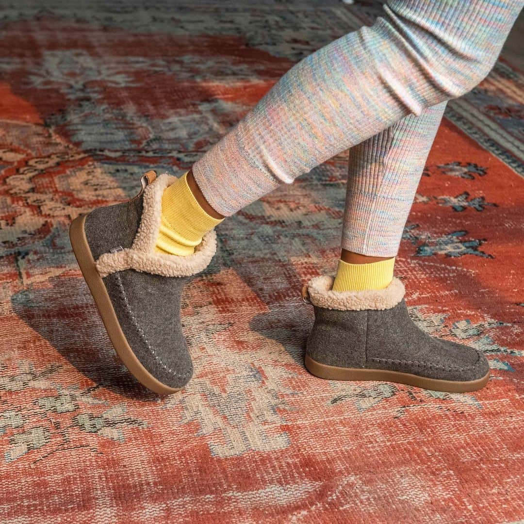 サヌークのインスタグラム：「Your snuggliest cashmere blanket. Your best wool beanie. Your softest cotton PJs. And now these—warm, super cute and cozy ankle booties overflowing with fuzzy faux shearling.」