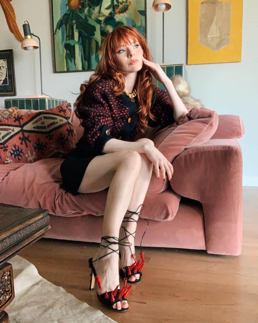 ジェーン・アルドリッジのインスタグラム：「Only my most tasteful @manoloblahnik heels 👹🔥🔥🔥」