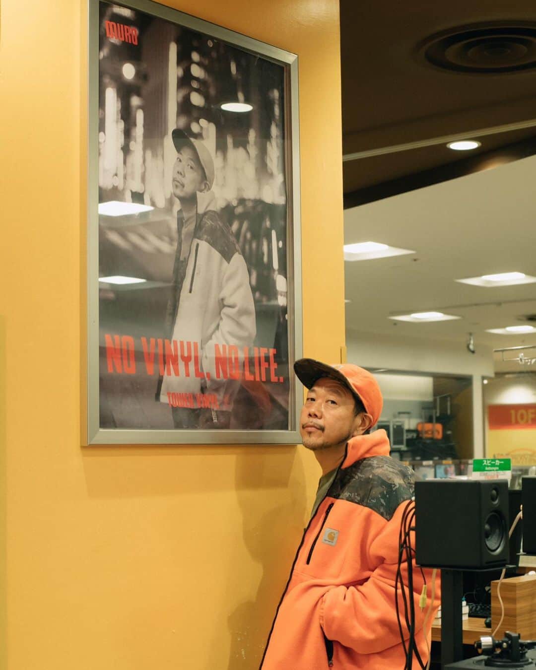 のインスタグラム：「@towervinyl に展示中の「NO VINYL ，NＯLIFE」のポスターも冬仕様にチェンジしてくれていて ありがとうございます！❄️🙏 つい先日から@tokyofm_official のサイトでも　@king_of_diggin  オフィシャルのTシャツやグッズの販売が開始されましたので、コチラも是非チェックしてみてください！ そして今夜も21時から パーソナリティーの　@opec_hit とTFMの電波に乗って元気にONAIR🎶📻 寒い夜には、レコードの音で ゆっくりとお温まりください♨️ Photo: @murakenphoto 📸 @kentaro4139575  @habari_wood  @gep_tokyo  #20210113 #tfm_kod  #kingofdiggin  #vinylonlyprogram  #digginheat2021  Produced by #千代田ホテル」