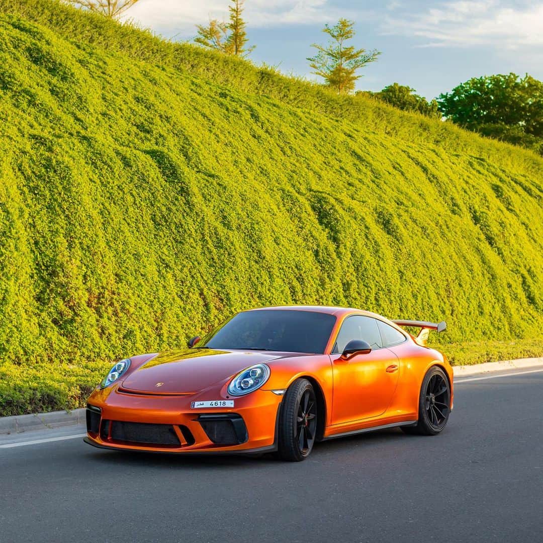 CarsWithoutLimitsさんのインスタグラム写真 - (CarsWithoutLimitsInstagram)「McLaren Volcano Orange on this Porsche GT3 🧶 Owner @oal.abdulla  Photos @the_bearded_gearhead   #carswithoutlimits #porsche #gt3」1月13日 11時23分 - carswithoutlimits