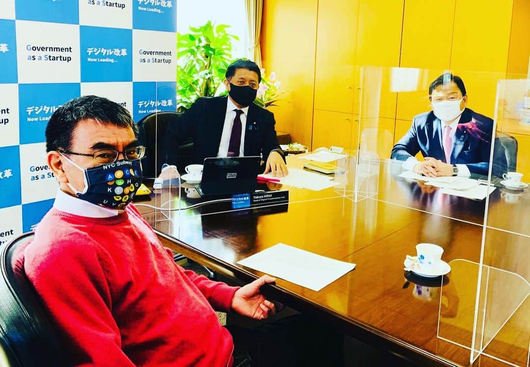 平井卓也さんのインスタグラム写真 - (平井卓也Instagram)「河野大臣、赤羽国交大臣とのミーティング。今年初めての2＋1 は多くのテーマについて前向きな議論ができました。#平井卓也　#河野太郎 #デジタル」1月13日 11時26分 - hiratakuchan0125