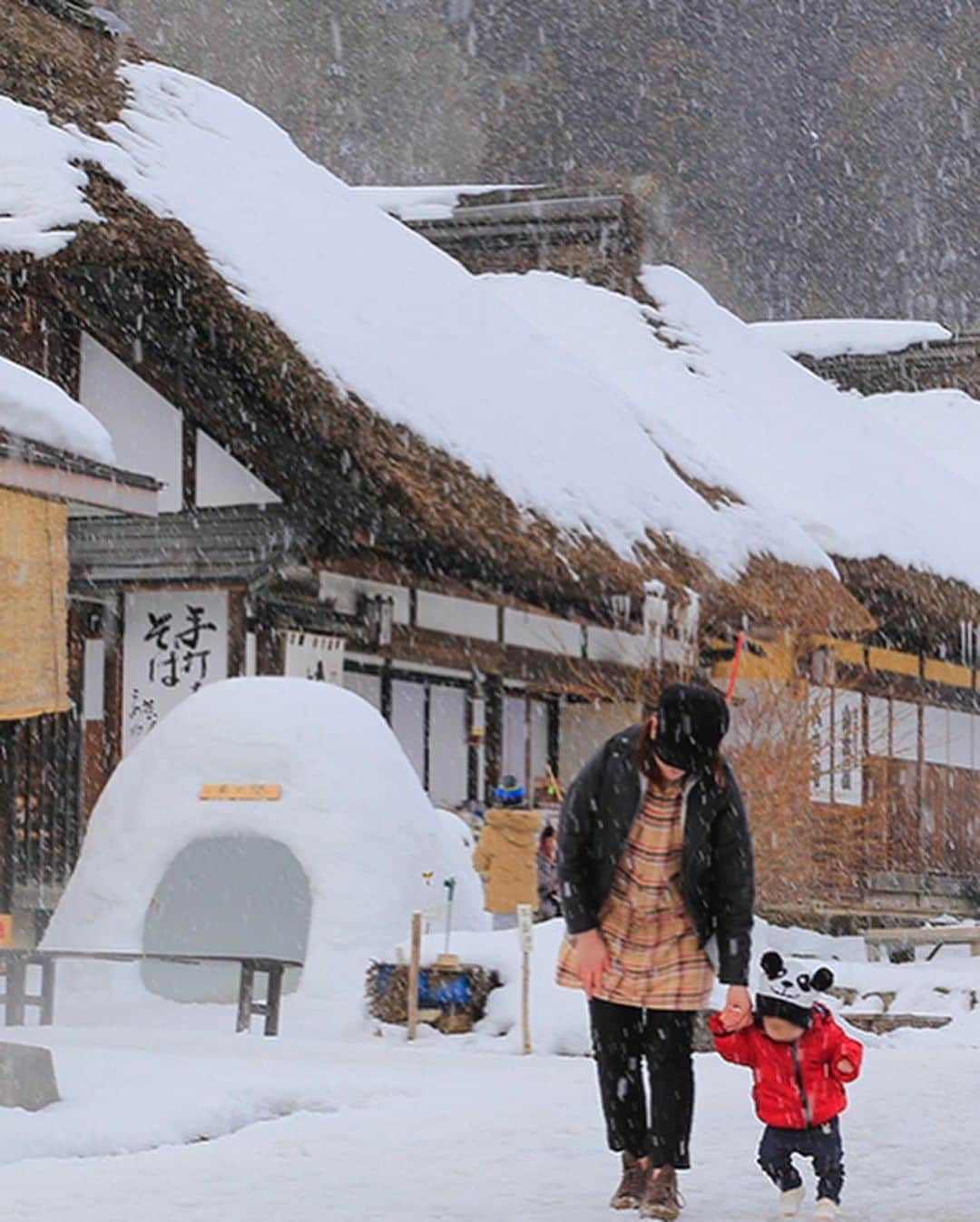 Rediscover Fukushimaさんのインスタグラム写真 - (Rediscover FukushimaInstagram)「ANNOUNCEMENT: Instagram livestream tour of the beautiful snowy Ouchi-juku post town is scheduled for January 21st at 9:30am Fukushima time (January 20th 7:30pm Eastern Standard Time). 💕❄️   Come along with me, Reagan from Rediscover Fukushima, and let’s travel through the snow to the historic post town Ouchi-juku to see this beautiful place turned into a winter wonderland.❄️🥰❄️   Here at the historic post town of Ouchi-juku you can experience walking around 17th century buildings covered with a tremendous amount of snow. Currently you may not be able to physically travel here, so we are excited to take you with us- virtually!😎✨   Snow falling on thatched roof houses, what does that sound like? Let’s find out together!😉✨   We hope that you can join us!🥰  (We will also be doing a Facebook livestream 30 minutes prior so check out of Facebook : Travel Fukushima Japan for my information!!)✨  🏷 ( #fukushima #fukushimagram #fukushimaprefecture #fukushimatrip #visitfukushima #japan #japantrip #japantravel #japanese #japaneseculture #japanesetreats #japanese_daytime_view #japanphotos #japanphoto #japan_of_insta #japanculture #japanphotography #myjapan #ouchijuku #ocuchijiku #winterjapan #japanwinter #snowyjapan #japow #japowder #japowderhunting #japowderchasing #posttown #japaneseposttown #japanesehistory )」1月13日 11時28分 - rediscoverfukushima