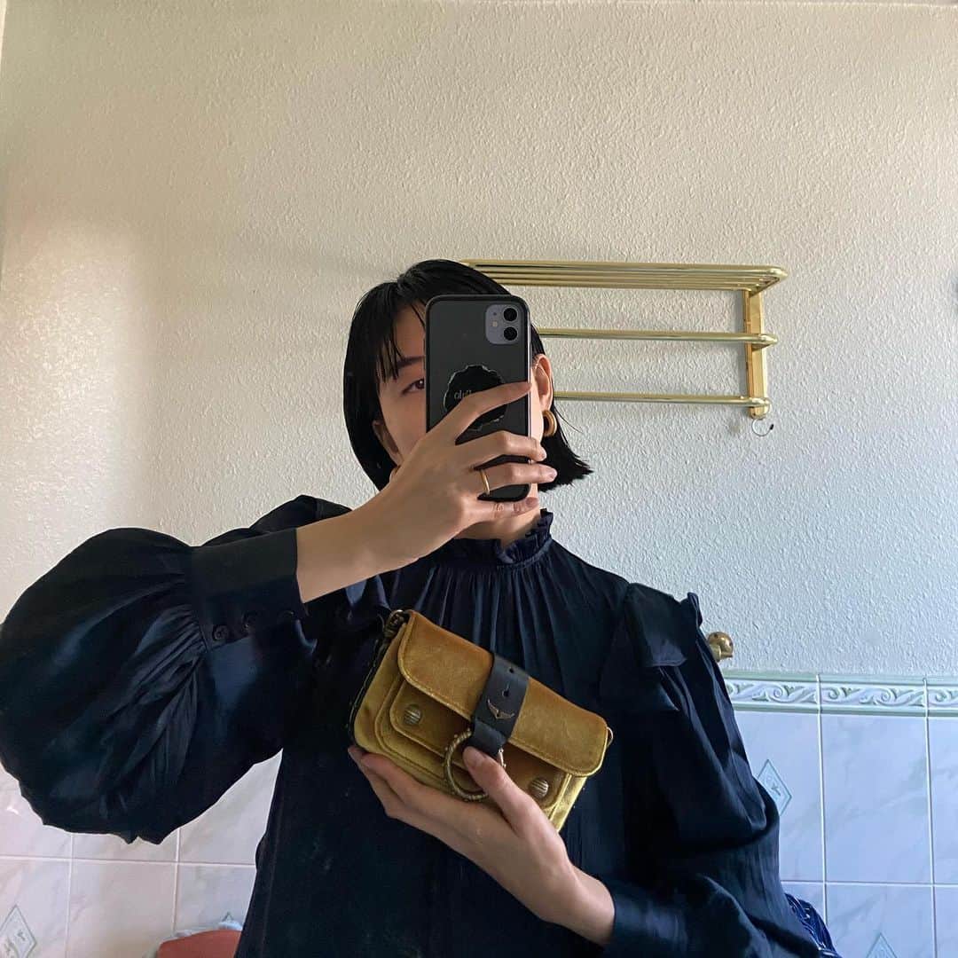 ラブリのインスタグラム：「ケイトモスとのコラボレーションバッグ。 いつかのホリデーディナーが愛おしい🌹 この色本当可愛い🌙  ZADIG&VOLTAIRE × KateMoss @zadigetvoltaire @werockjapan  #katebag #holidaygift」