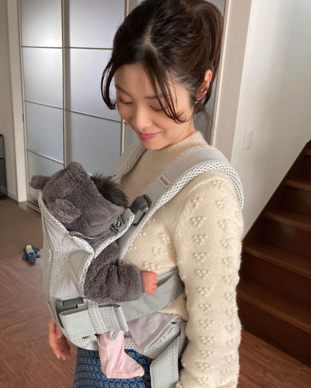 青谷優衣さんのインスタグラム写真 - (青谷優衣Instagram)「2021  遅ればせながら、今年もよろしくお願い致します🎍☺️  一年間、身も心も健康で元気に過ごせますように。 外出、抱っこ紐デビューを兼ねて初詣へ行ってきました  娘との生活が始まって一ヶ月 日々勉強、成長、です💪🏻 赤ちゃんの成長は本当に早い！毎日どんどん変化するので一瞬も見逃せません👶🏻 母も置いていかれないように頑張らないと🏃‍♀️🏃‍♀️🏃‍♀️  #初詣へ #抱っこ紐デビュー #母そわそわ #娘爆睡」1月13日 9時56分 - yu__i.aoya