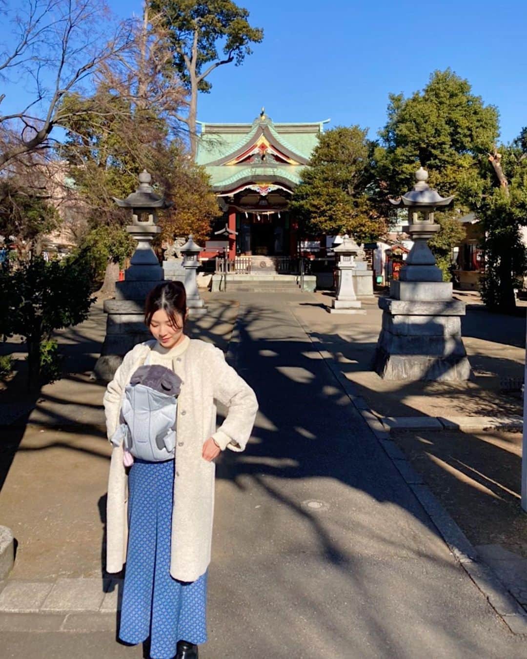 青谷優衣さんのインスタグラム写真 - (青谷優衣Instagram)「2021  遅ればせながら、今年もよろしくお願い致します🎍☺️  一年間、身も心も健康で元気に過ごせますように。 外出、抱っこ紐デビューを兼ねて初詣へ行ってきました  娘との生活が始まって一ヶ月 日々勉強、成長、です💪🏻 赤ちゃんの成長は本当に早い！毎日どんどん変化するので一瞬も見逃せません👶🏻 母も置いていかれないように頑張らないと🏃‍♀️🏃‍♀️🏃‍♀️  #初詣へ #抱っこ紐デビュー #母そわそわ #娘爆睡」1月13日 9時56分 - yu__i.aoya