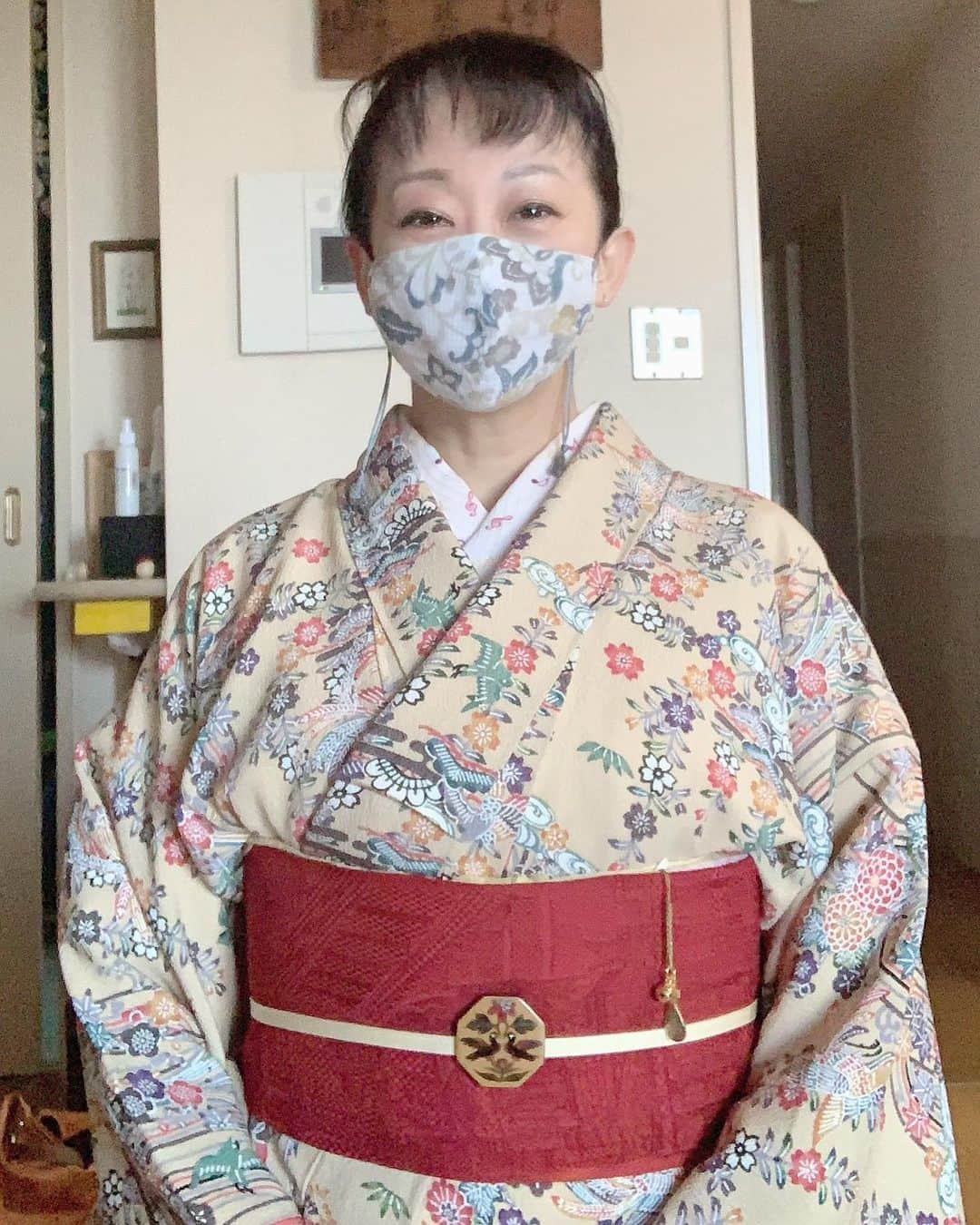 南かおりのインスタグラム：「今日は朝から着物。 超お気に入りの京紅型です。 正倉院展で買った根付になんか雰囲気合う帯留めをいただきましたのでさっそく！！ 京紅型…違うお色で欲しいなぁ…！ 探してみるかな！#着物好きな人と繋がりたい  #紅型」