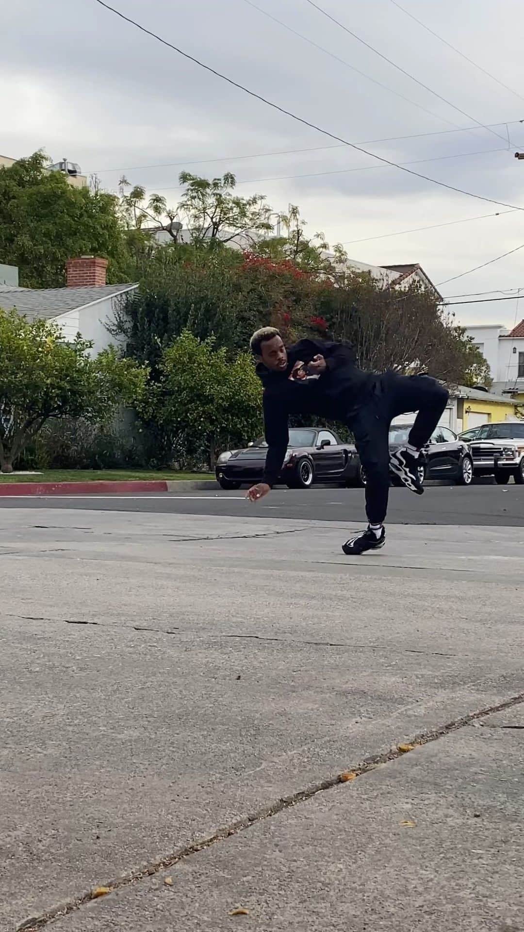 Lil Buckのインスタグラム：「Swing my 🚪 @laflare1017」